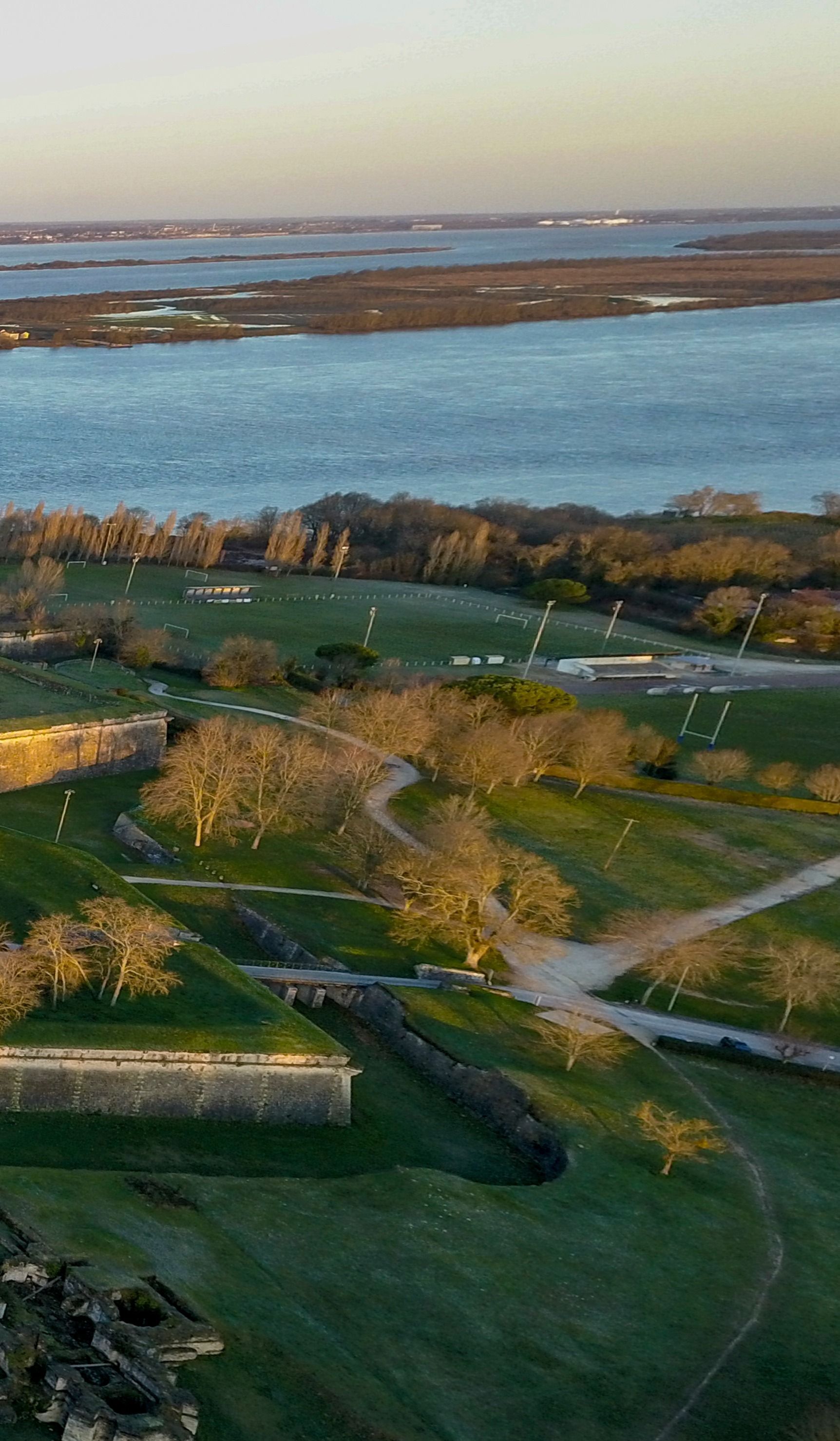 Vue sur un terrain de foot à côté des remparts