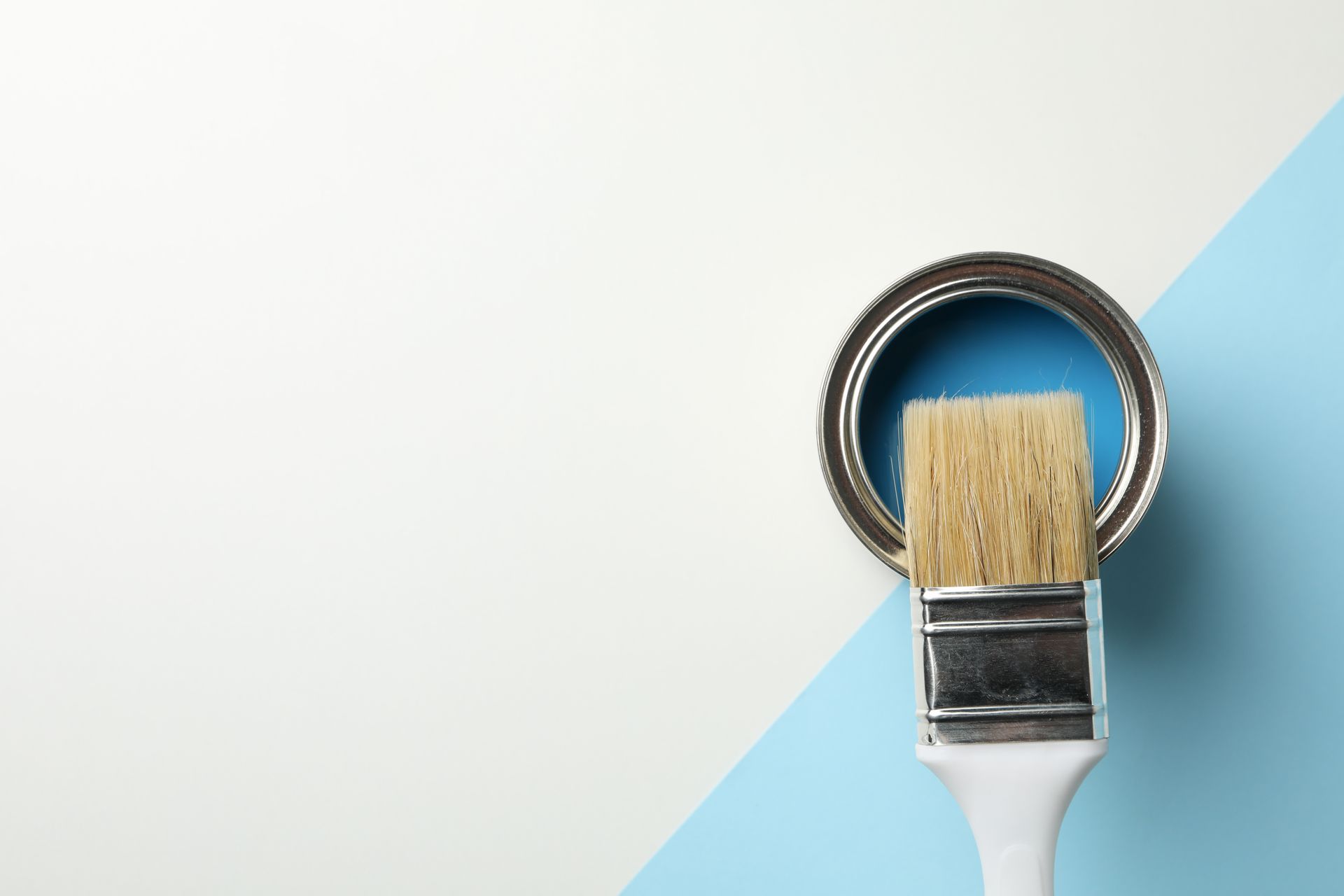 Pot de peinture bleue et pinceau