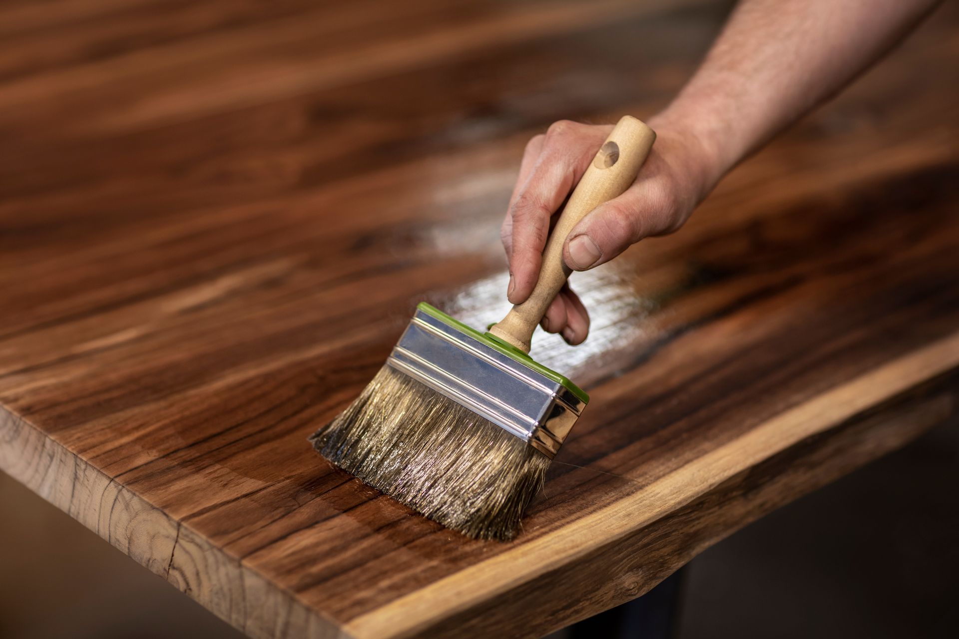 Pose de lasure sur du bois