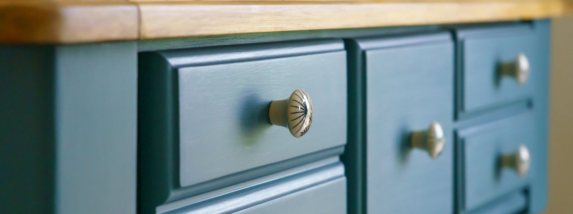 Meuble en bois avec les tiroirs peints en bleu