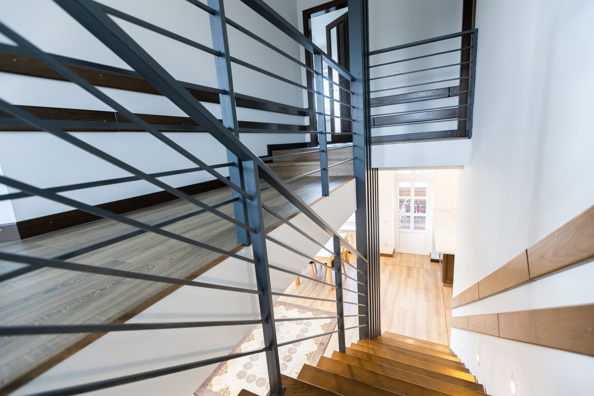 Escaliers en bois avec barrière en acier