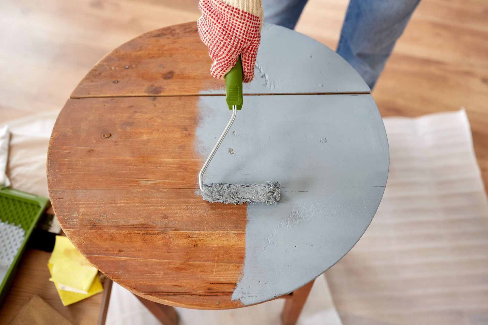 Peinture grise sur une petite table en bois