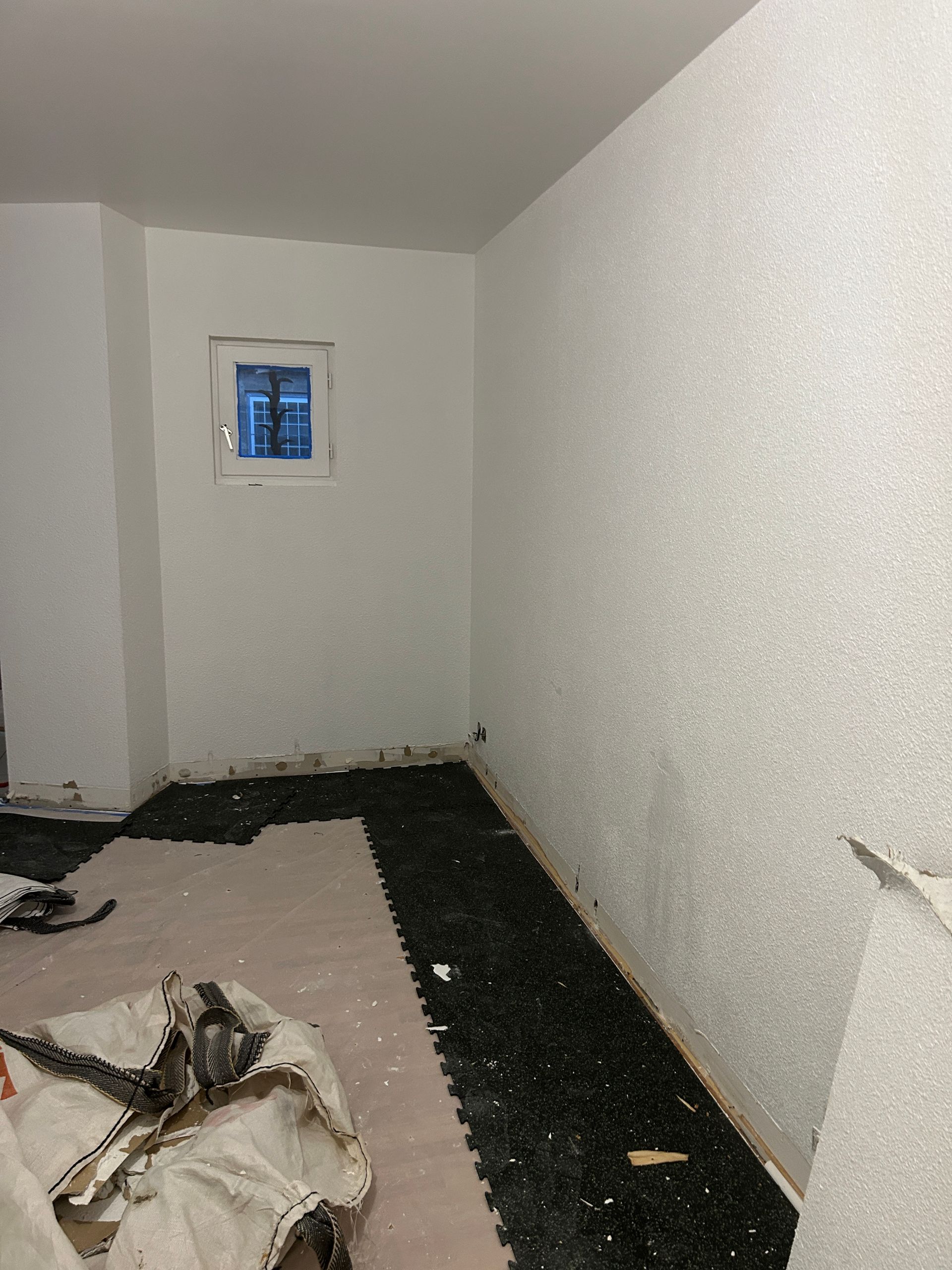Pièce avec une petite fenêtre après la rénovation