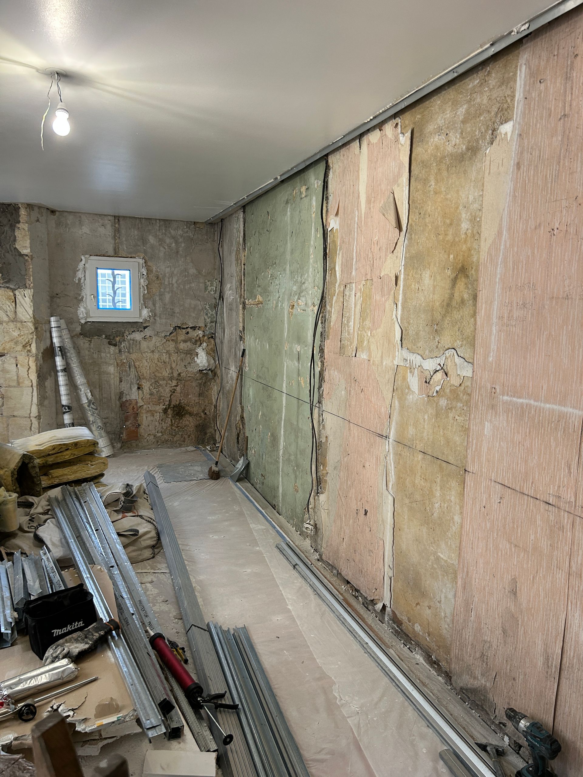 Rénovation d'une pièce avec une petite fenêtre