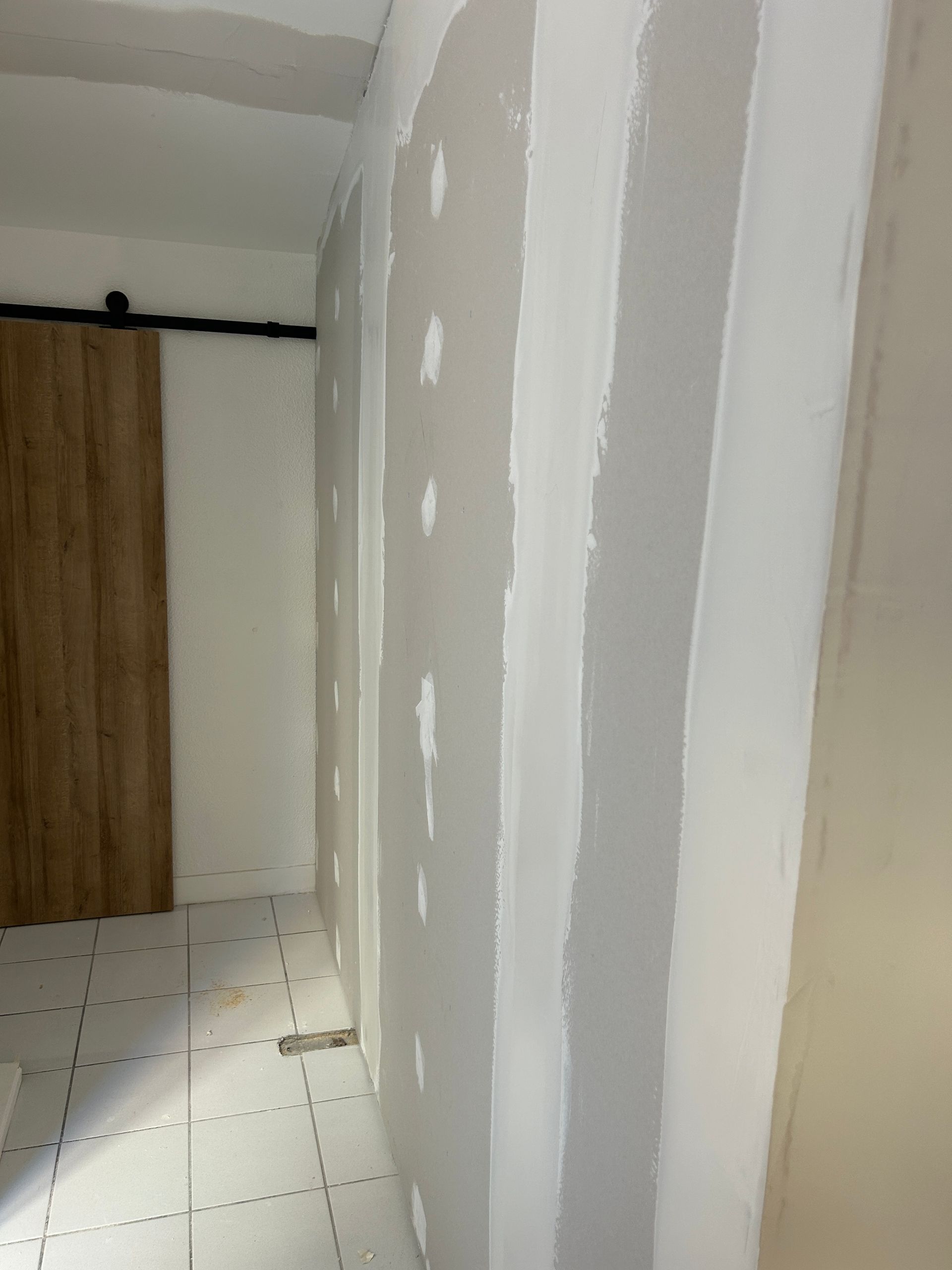 Pièce avec une porte coulissante et de nouvelles cloisons