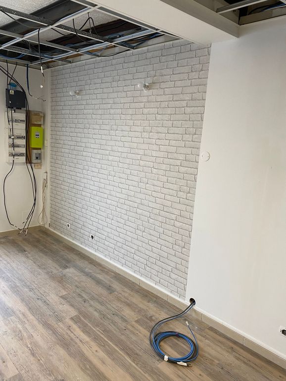 Mur avec parements en pierre