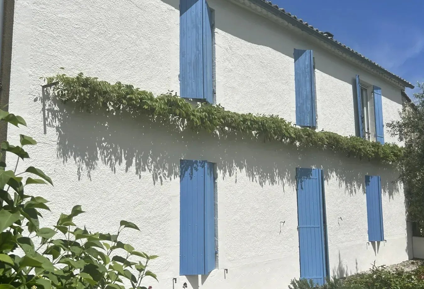 Rénovation d'une façade avec des volets bleus