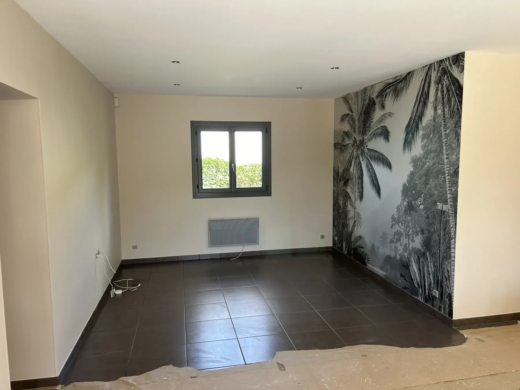 Pièce de vie avec un mur en tapisserie
