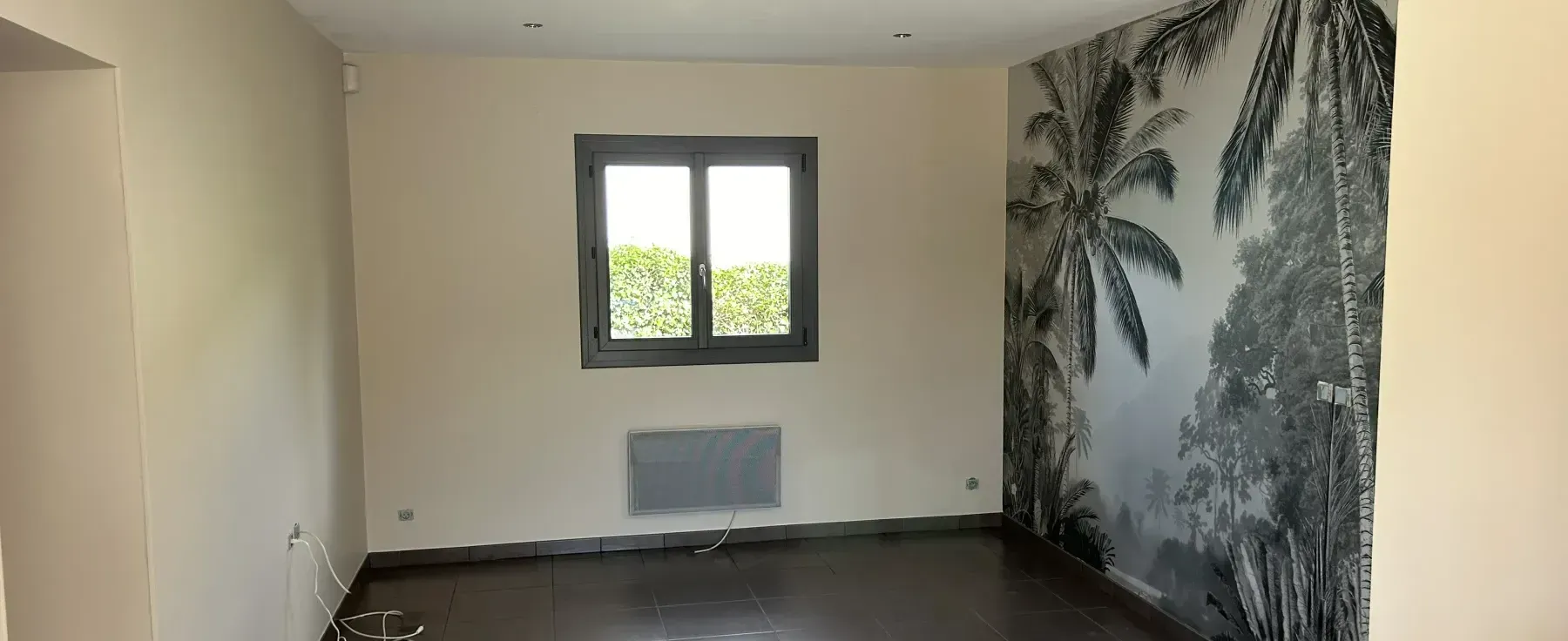 Pièce de vie avec un mur en tapisserie