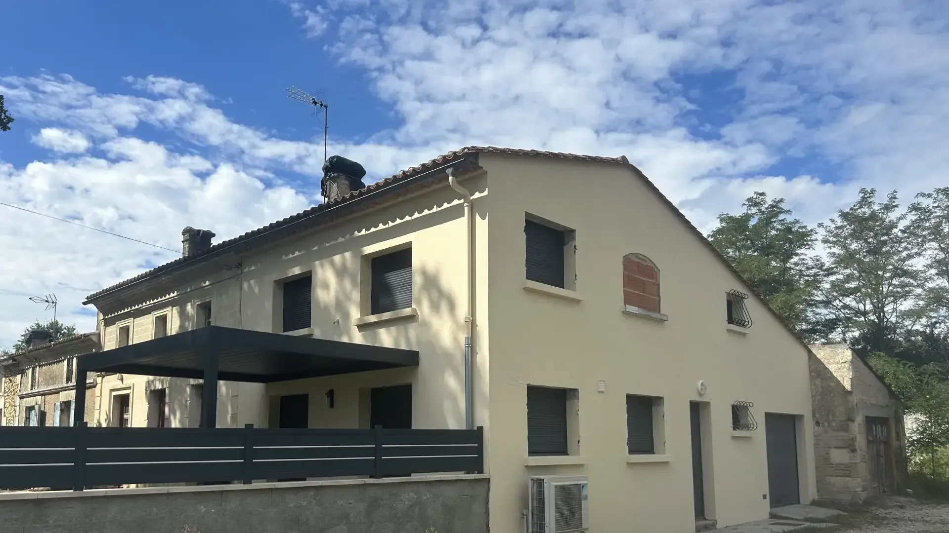 Ravalement de façade d'une grande maison à étages