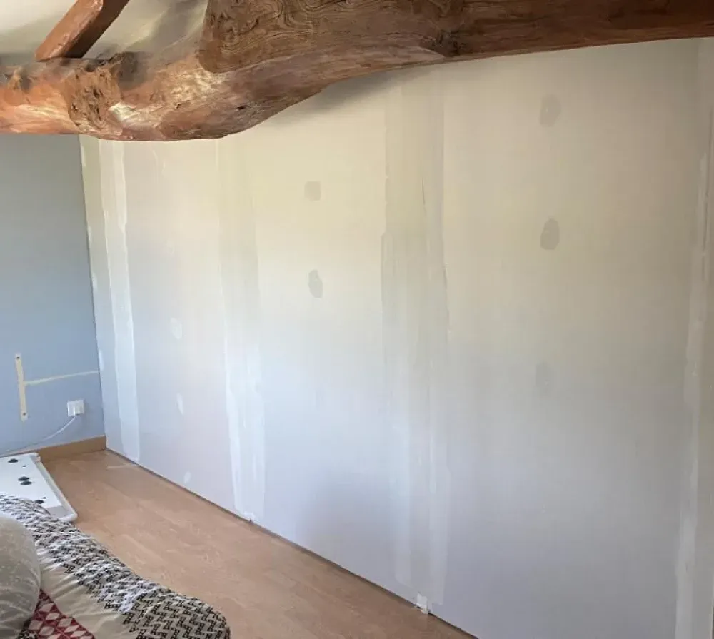 Pièce avec poutre en bois et nouvelles cloisons