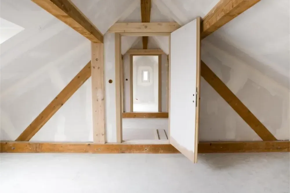 Pose de cloisons dans des combles