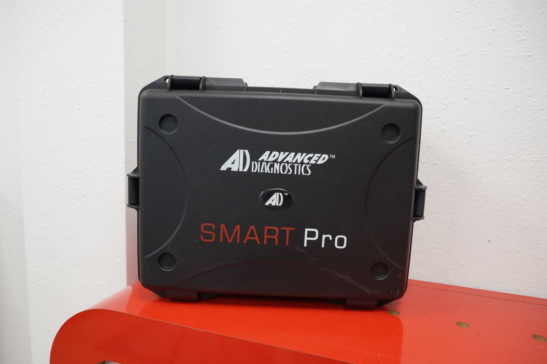Ein schwarzer Koffer mit der Aufschrift „Smart Pro“