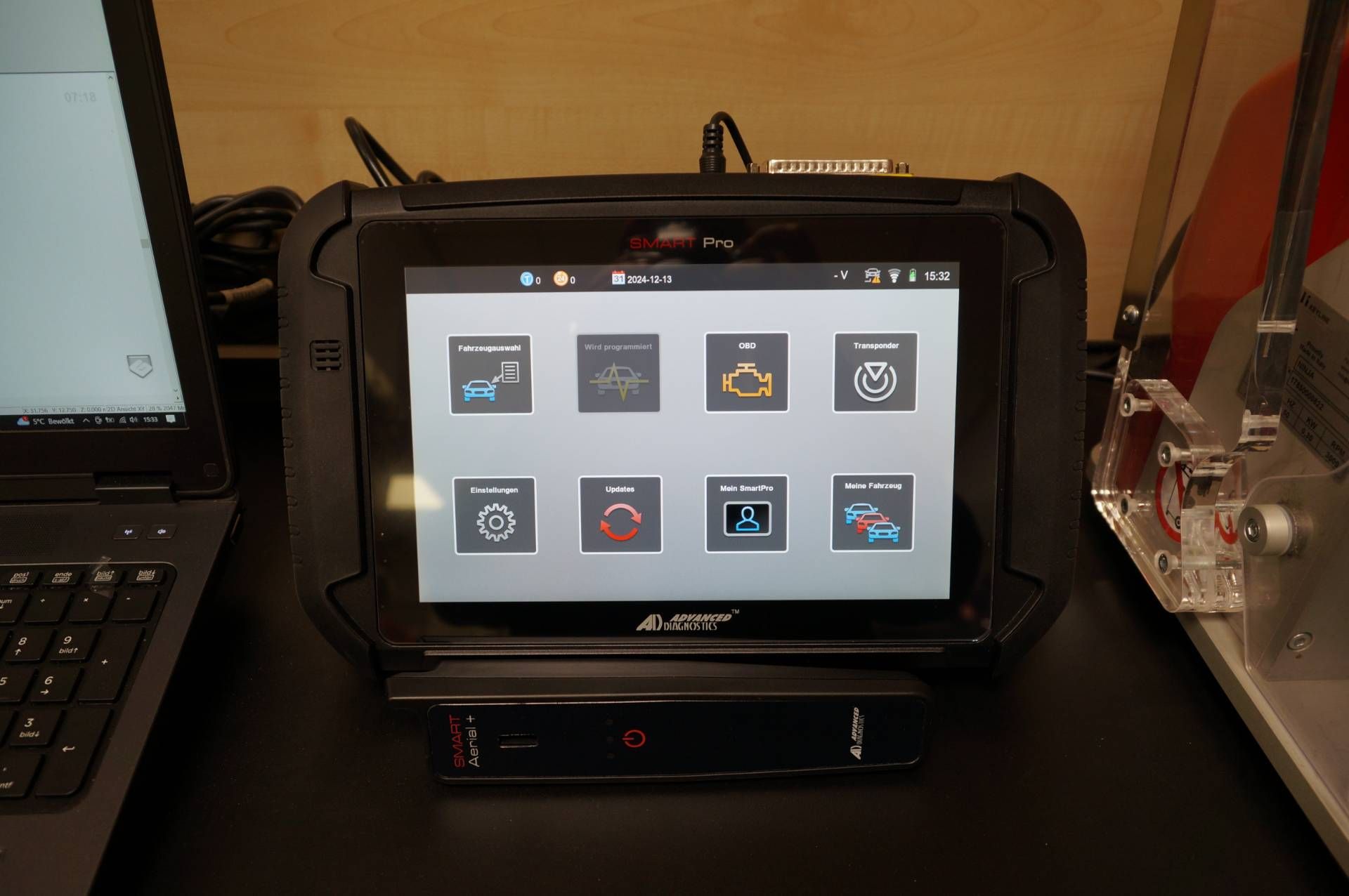 Ein Tablet steht neben einem Laptop auf einem Tisch