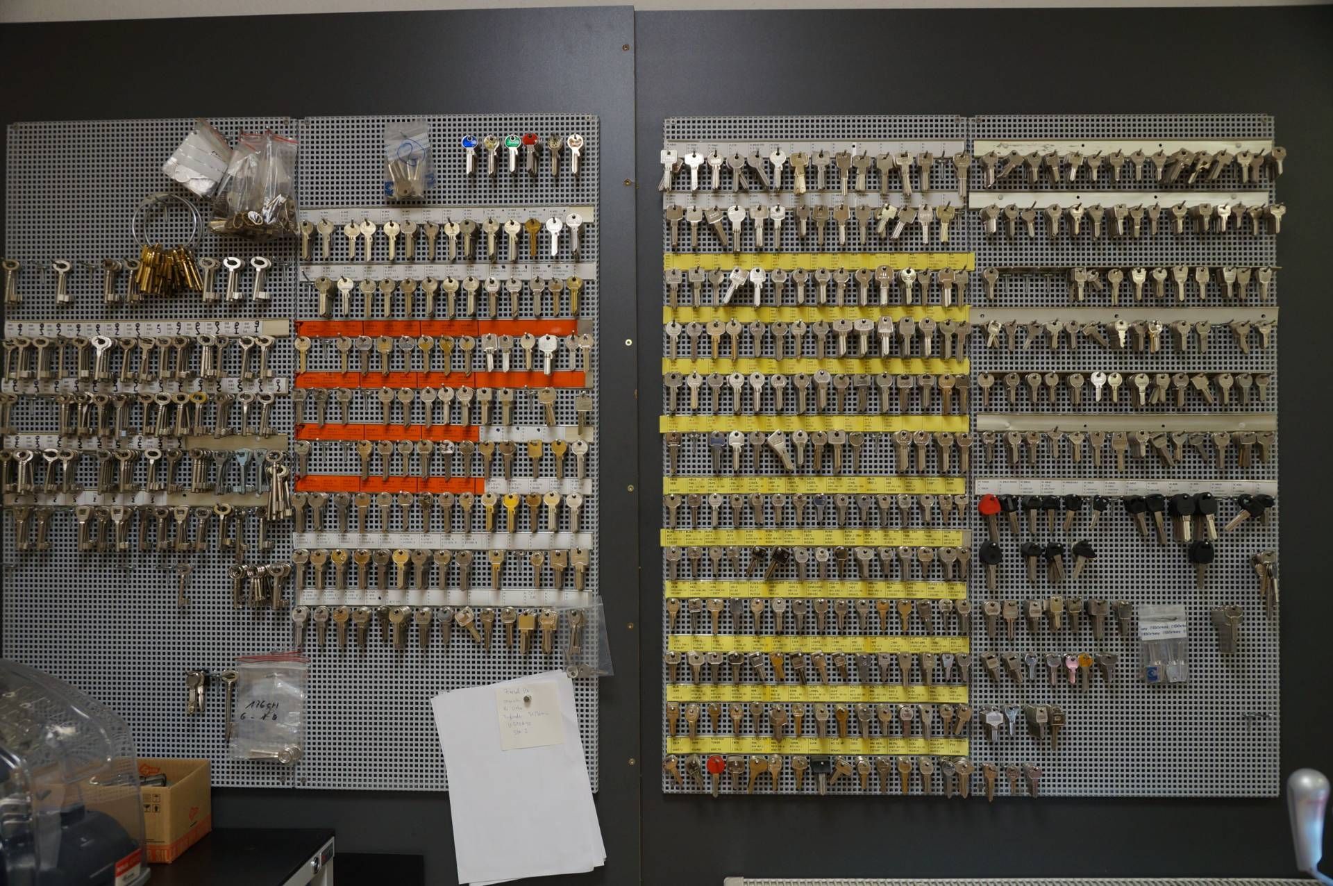 Eine Wand mit vielen Schlüsseln daran