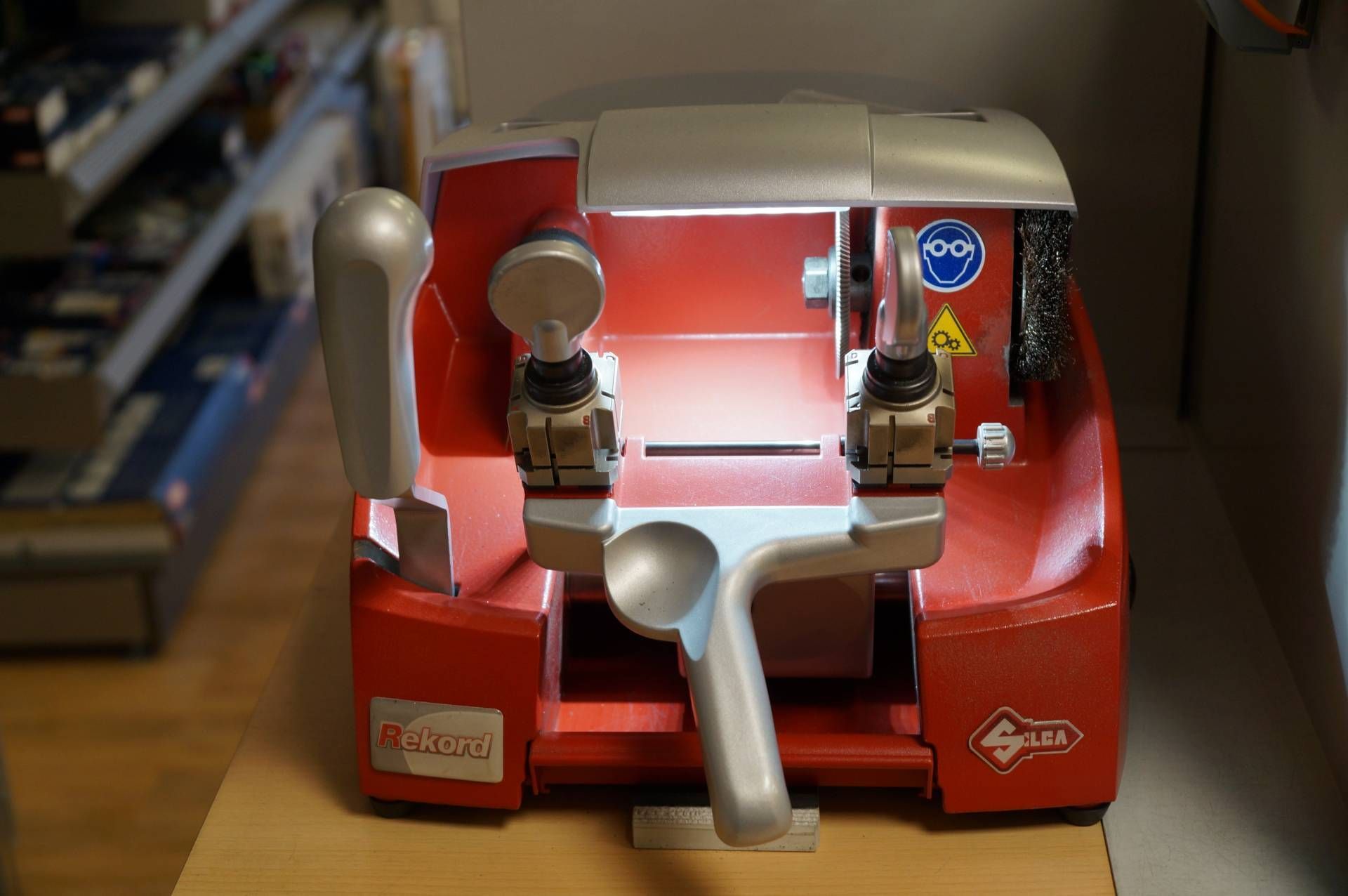 Auf einem Holztisch steht eine rot-silberne Maschine