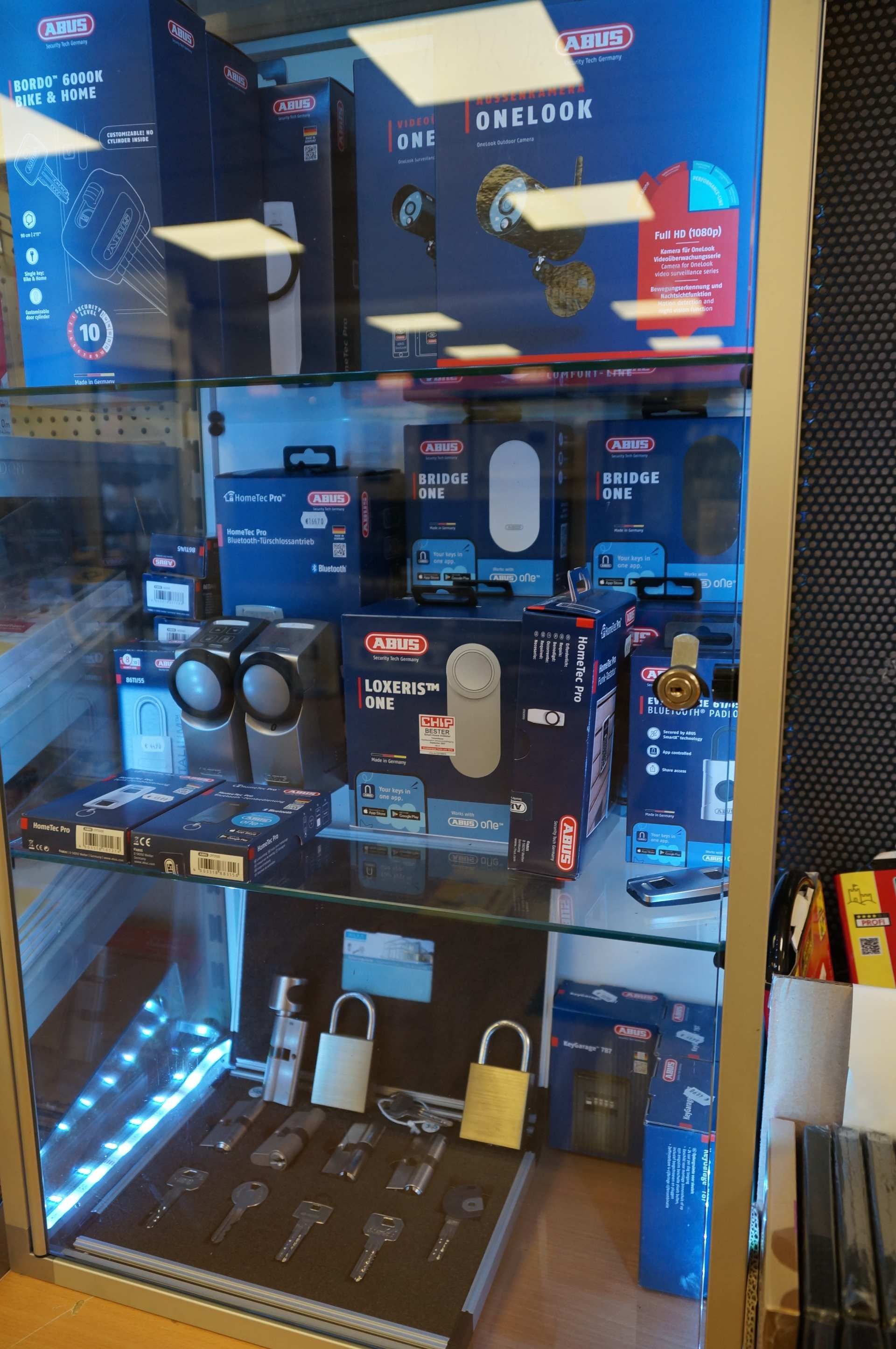 Eine Vitrine mit vielen Schlössern und Schlüsseln