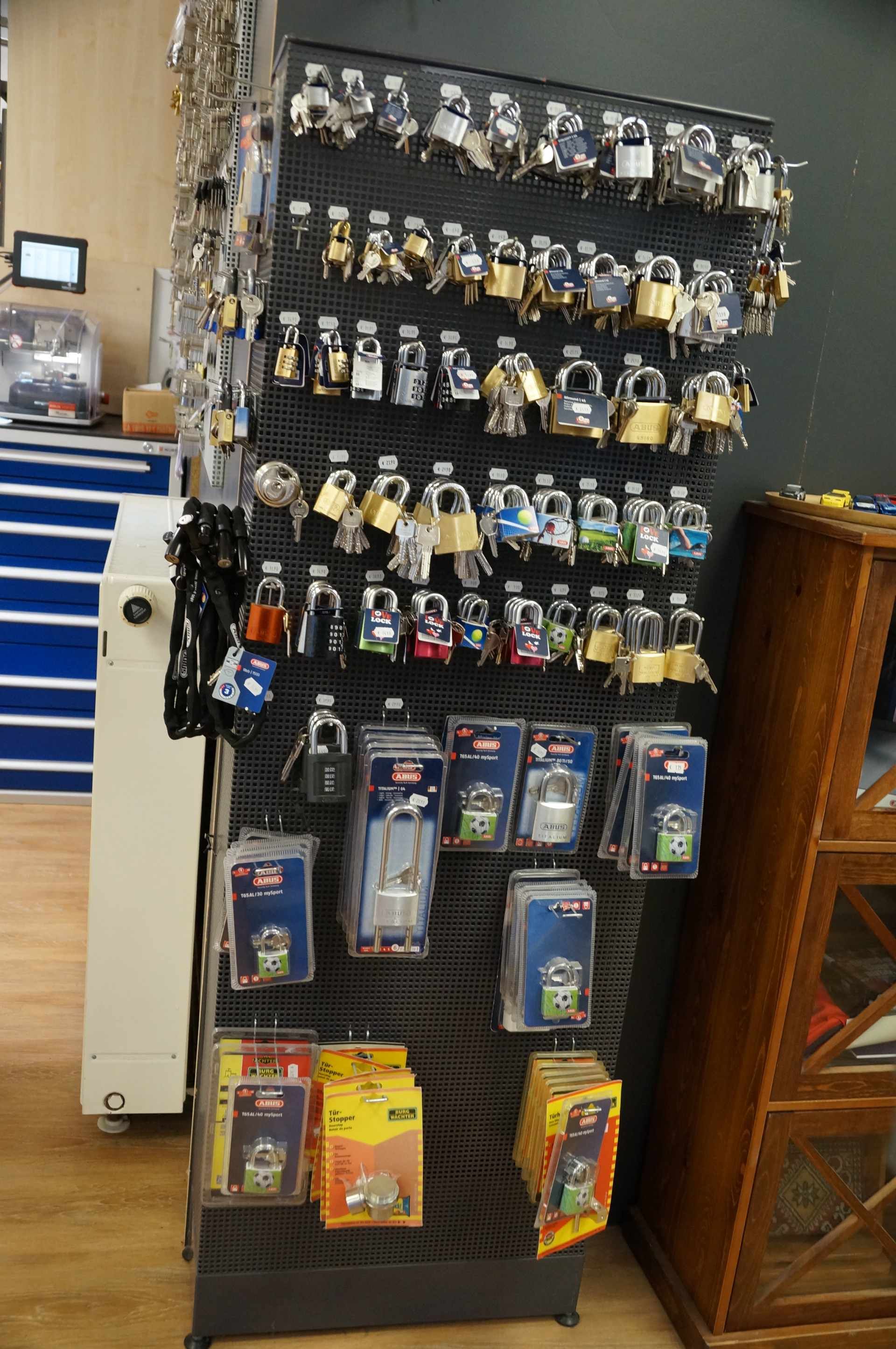 Eine Ausstellung von Vorhängeschlössern und Schlüsseln in einem Geschäft