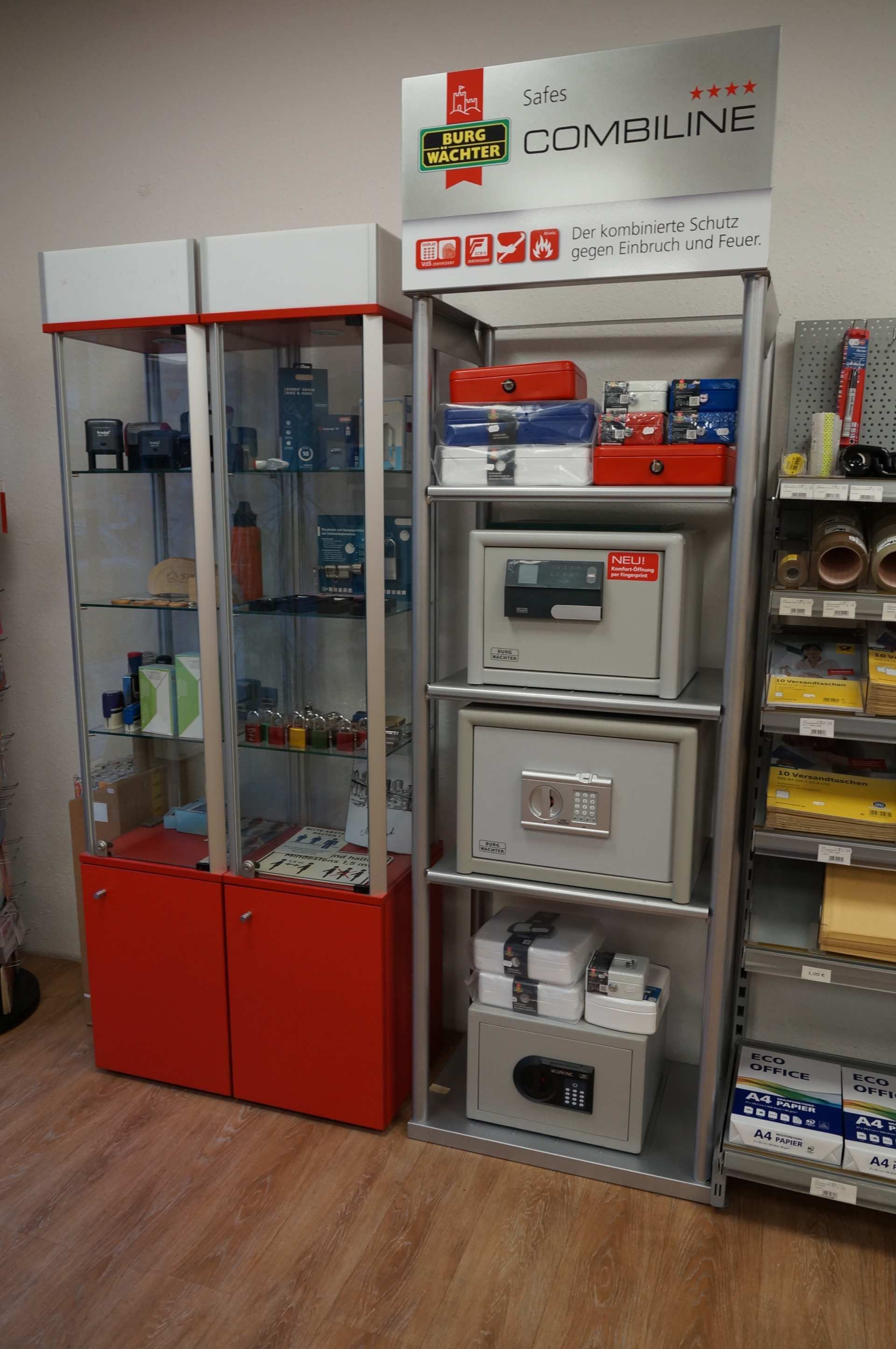 Eine Ausstellung von Tresoren in einem Geschäft mit einem Schild mit der Aufschrift „Kombinieren“