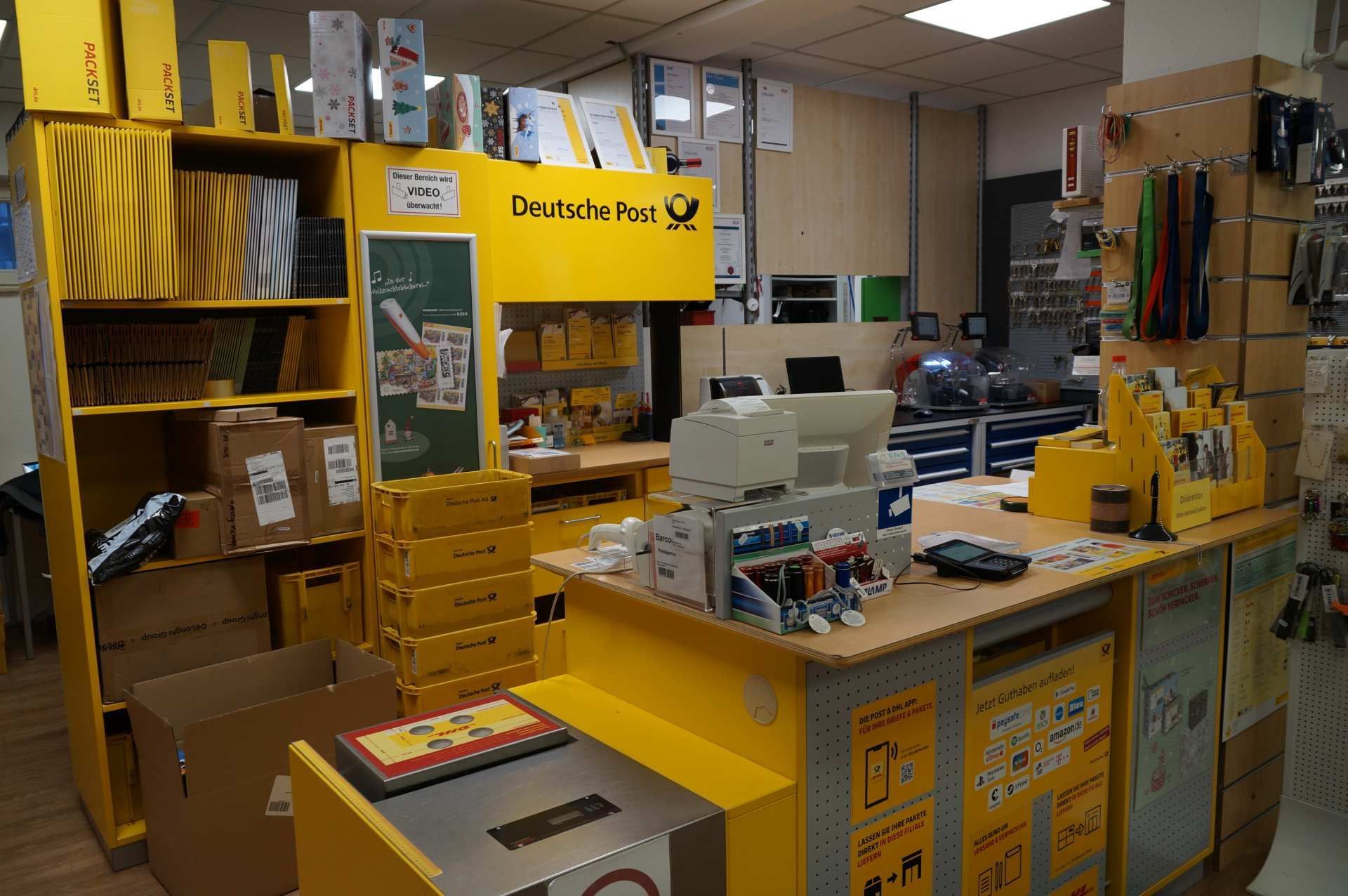 Poststelle mit einem gelben Schild mit der Aufschrift „Deutsche Post“