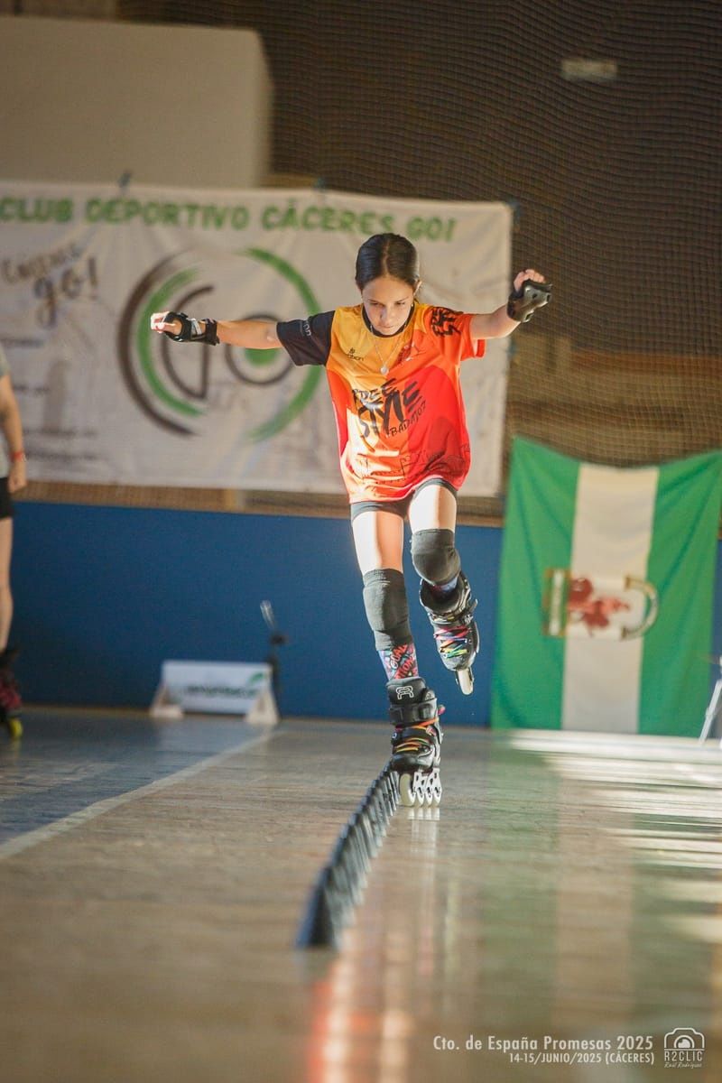 Joven patinadora en movimiento, balanceándose en la cuerda floja.