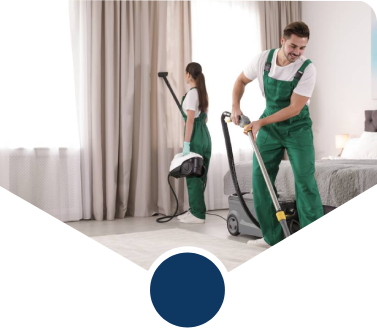 Ein Mann und eine Frau in grüner Uniform reinigen ein Zimmer.