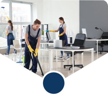 Ein Mann und zwei Frauen in blauer Uniform reinigen ein Büro.