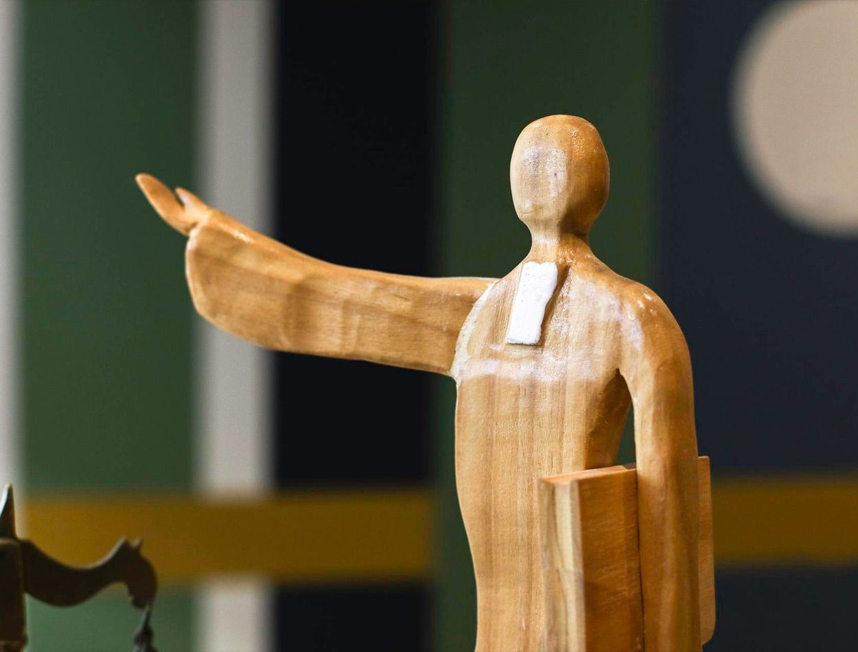 Statuette en bois d'un avocat