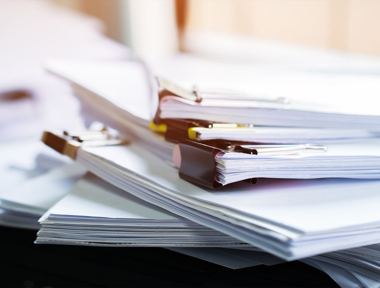 Pile de documents administratif sur un bureau