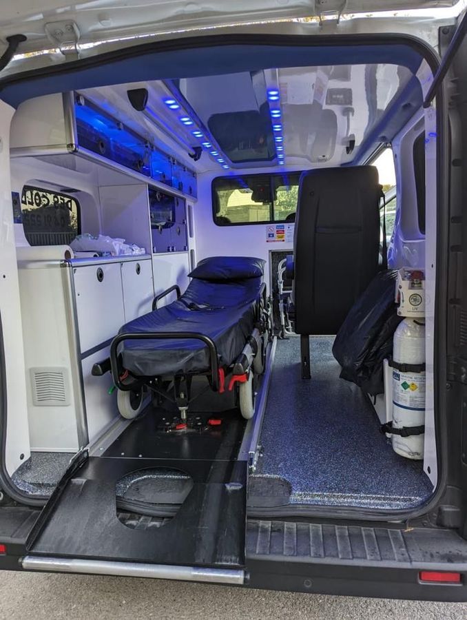 Intérieur d'une ambulance avec lit