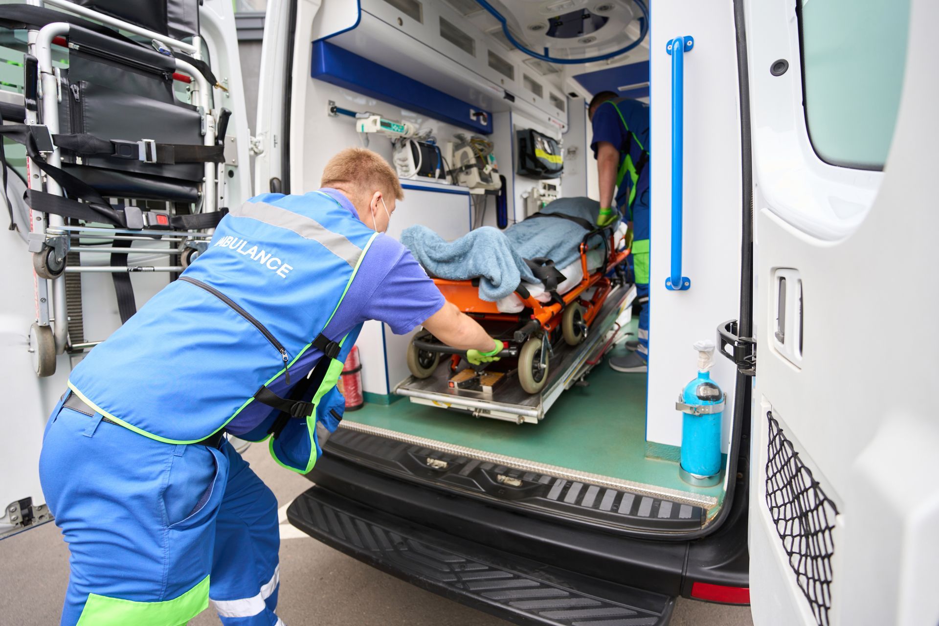 Un ambulancier pousse un brancard