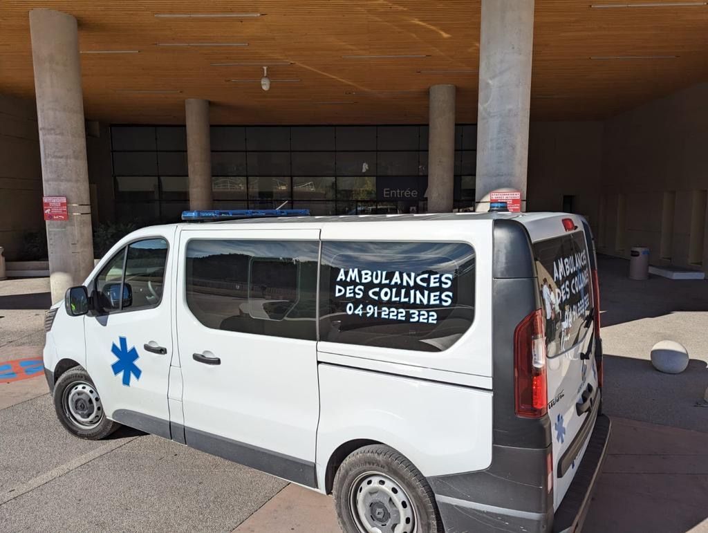 Ambulance devant un hôpital