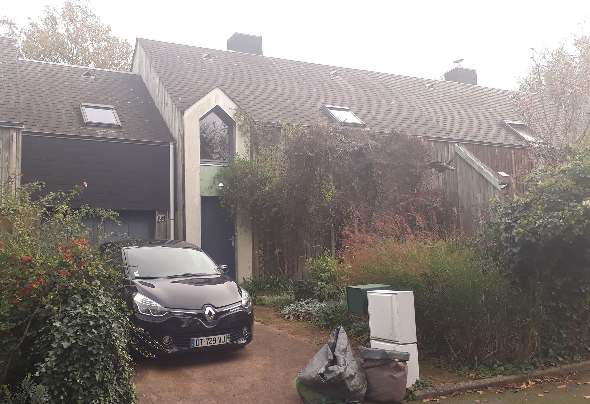 État de la maison vue depuis la rue avant la rénovation