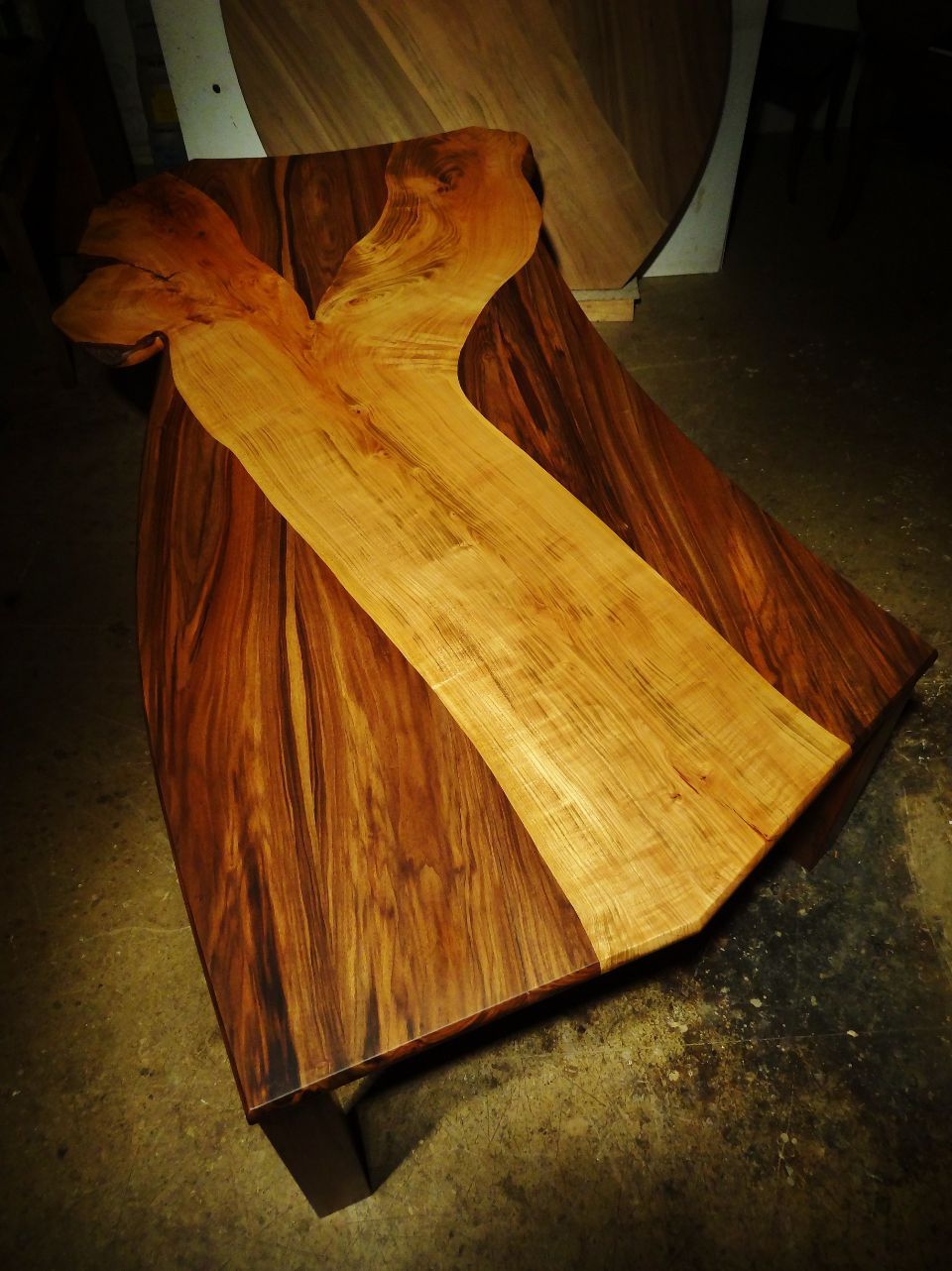 Antik-Schreinerei Herzog – Baumstamm als Tisch