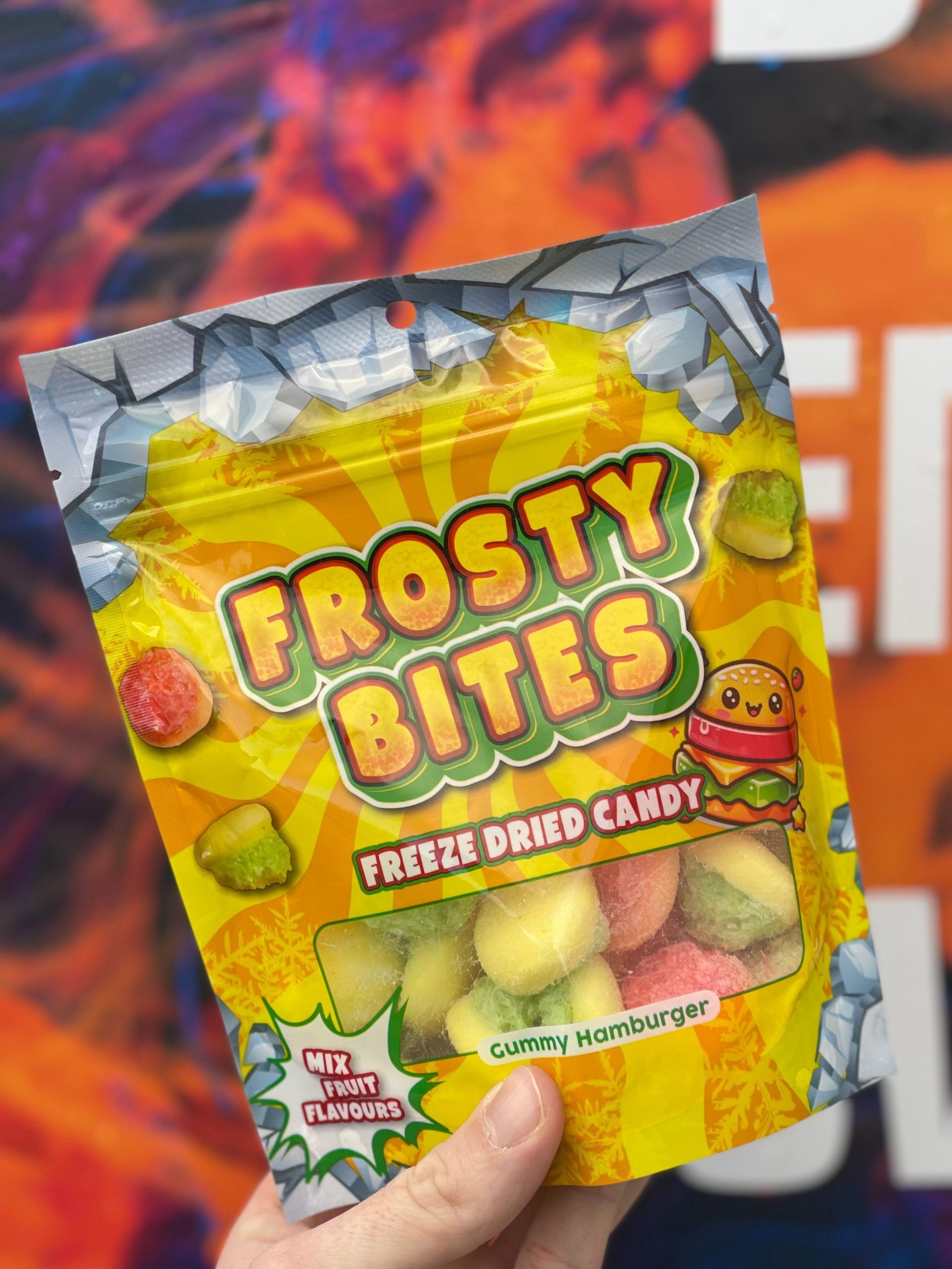 Eine Person hält eine Tüte mit gefriergetrockneten Frosty Bites-Bonbons.
