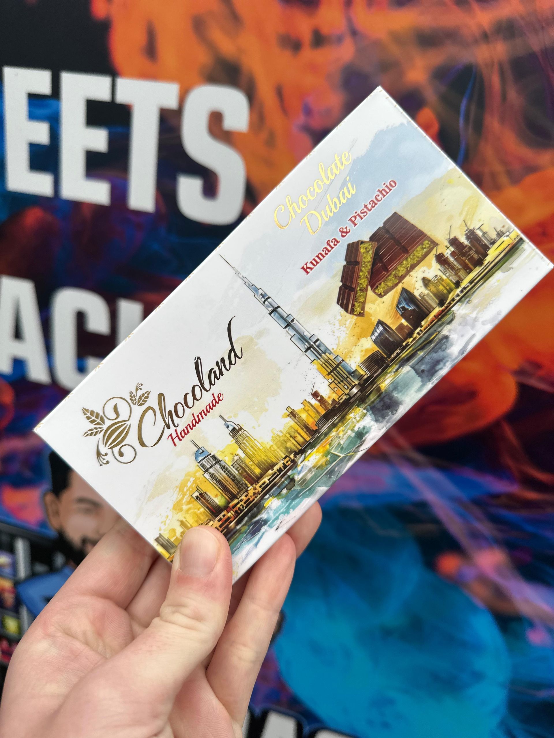 Eine Person hält eine Karte mit der Aufschrift „Eets“