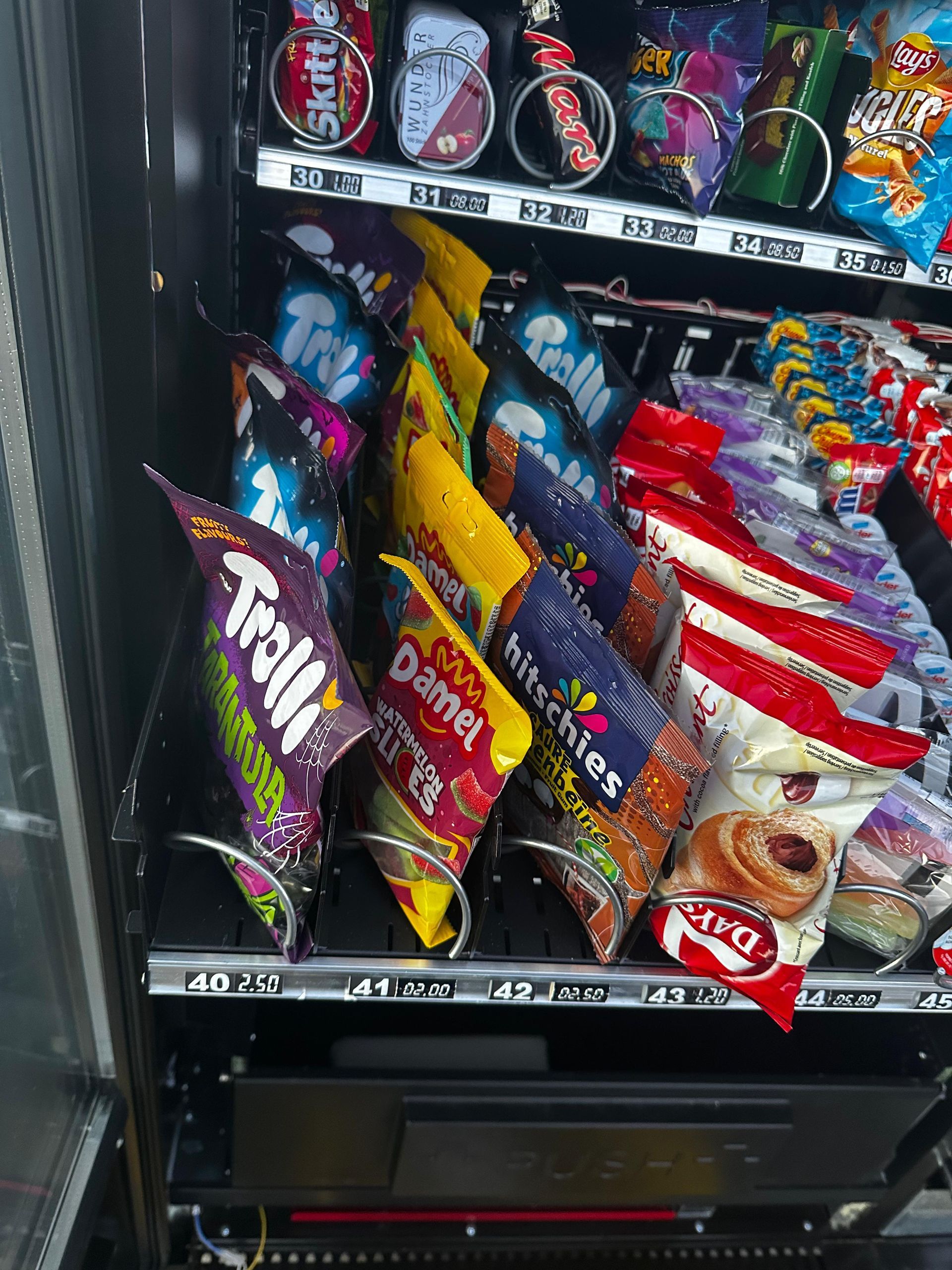 Ein Automat voller Snacks, darunter Trolle