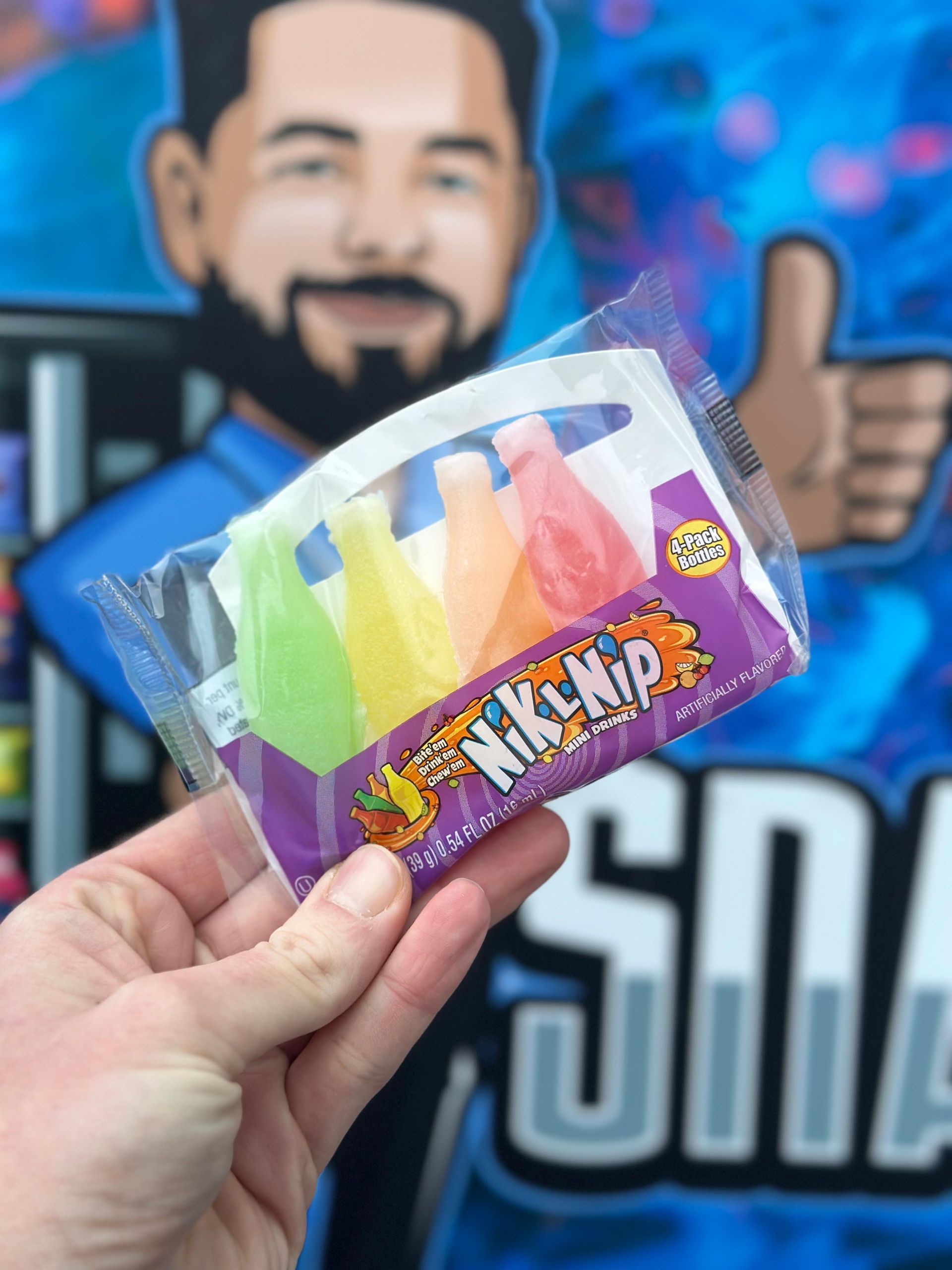 Eine Person hält eine Packung Hikeup-Bonbons in der Hand