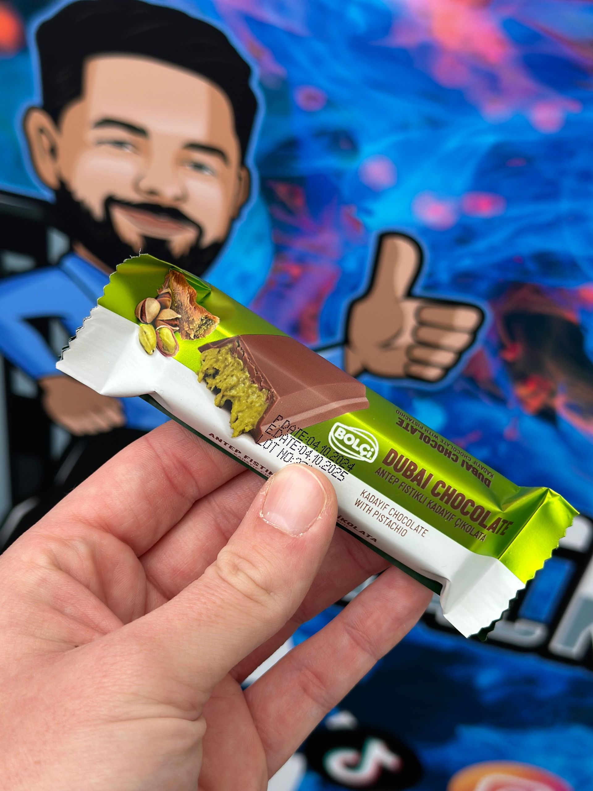 Eine Person hält einen Dubai-Schokoriegel in der Hand