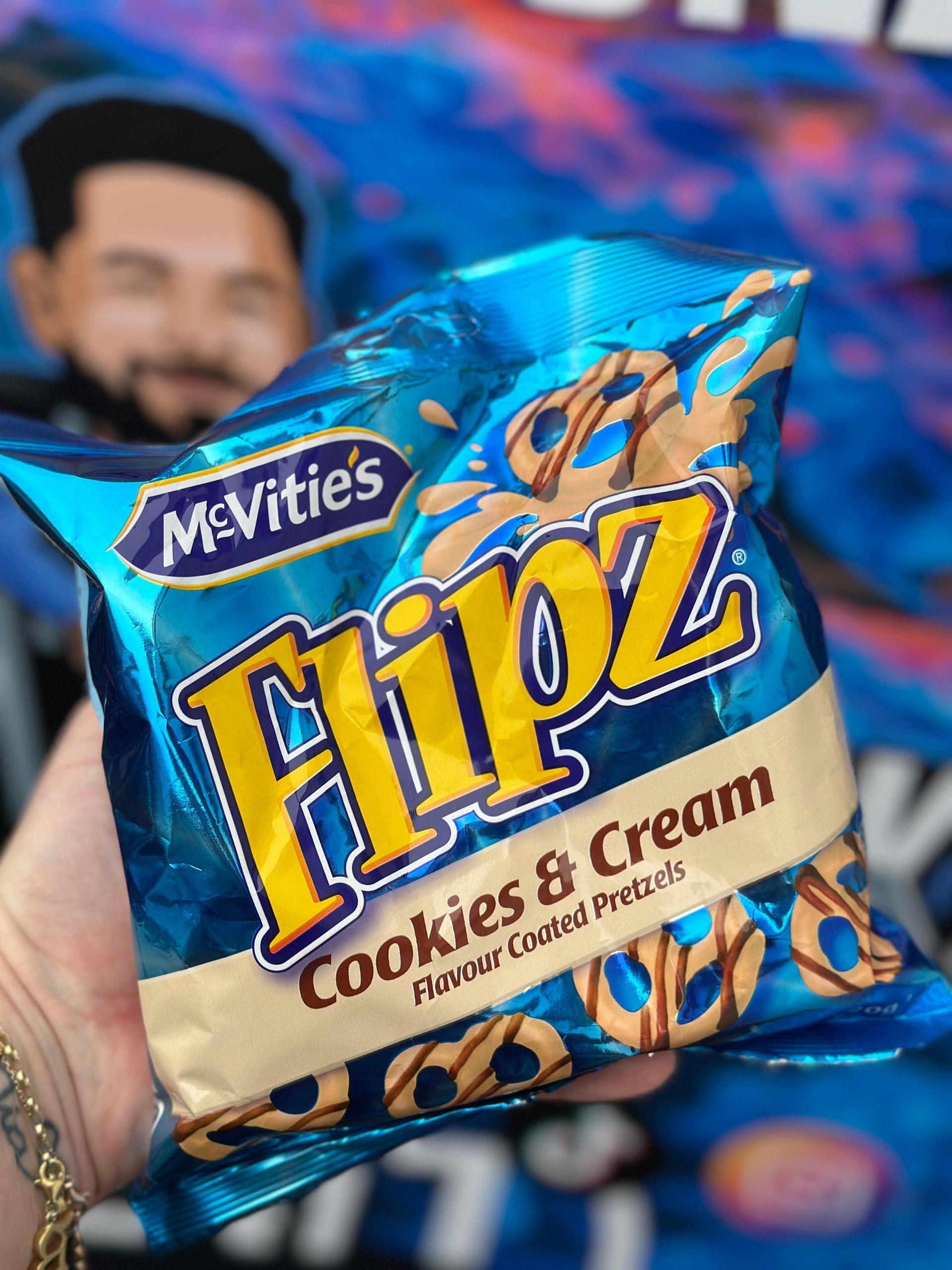 Eine Person hält eine Tüte Flipz Cookies and Cream
