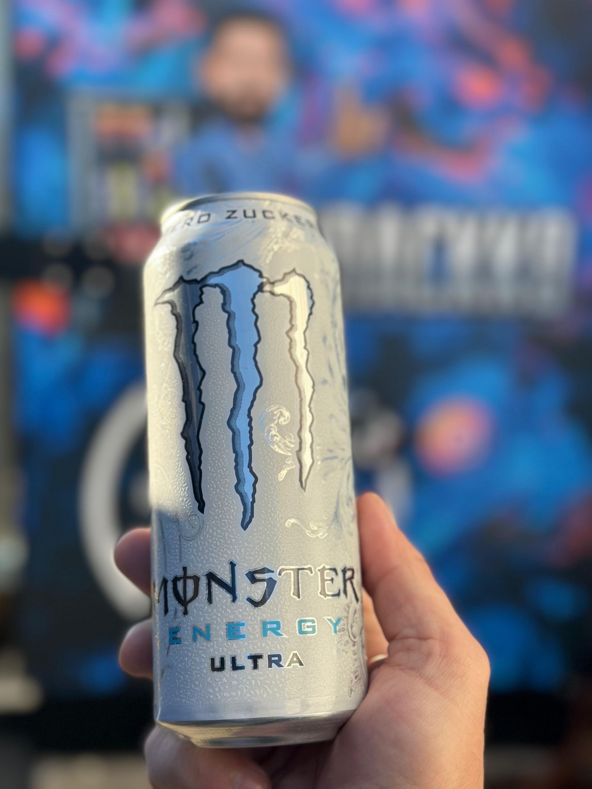 Eine Person hält eine Dose Monster-Energydrink