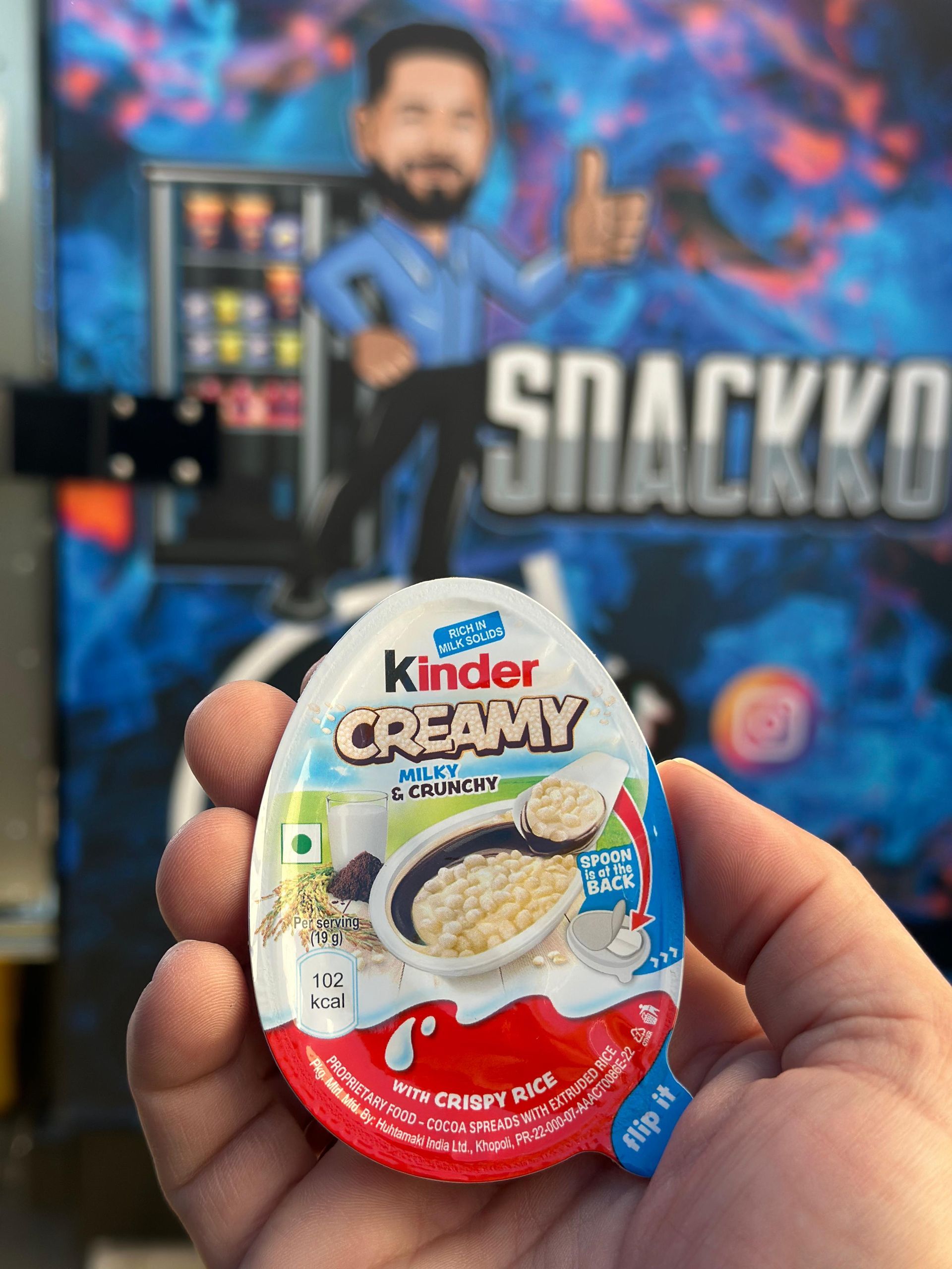 Eine Person hält ein Überraschungs-Ei in der Hand.