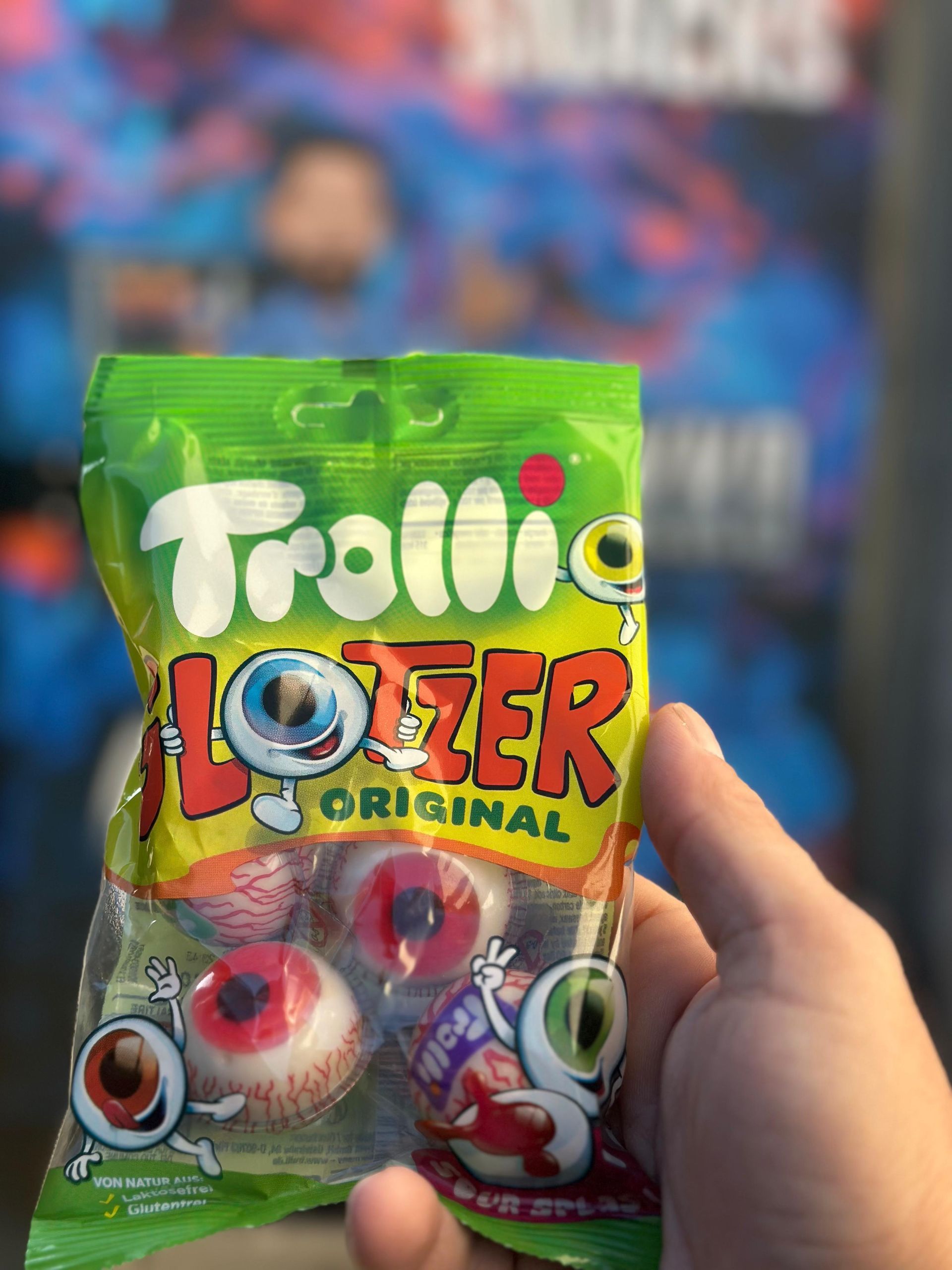 Eine Person hält eine Tüte mit Trolli Lozer Original-Bonbons