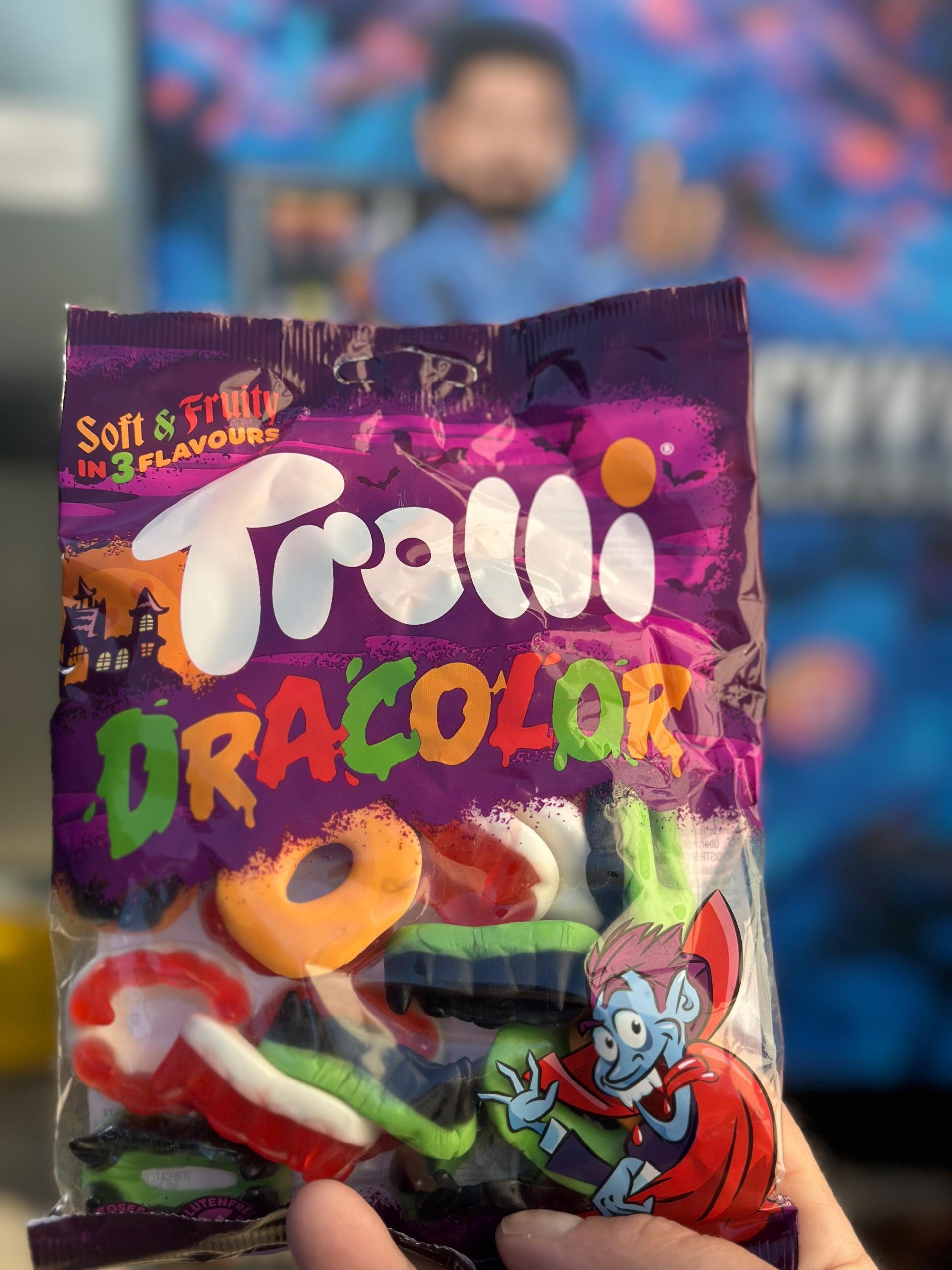 Eine Person hält eine Tüte mit Trolli-Dracolor-Bonbons.