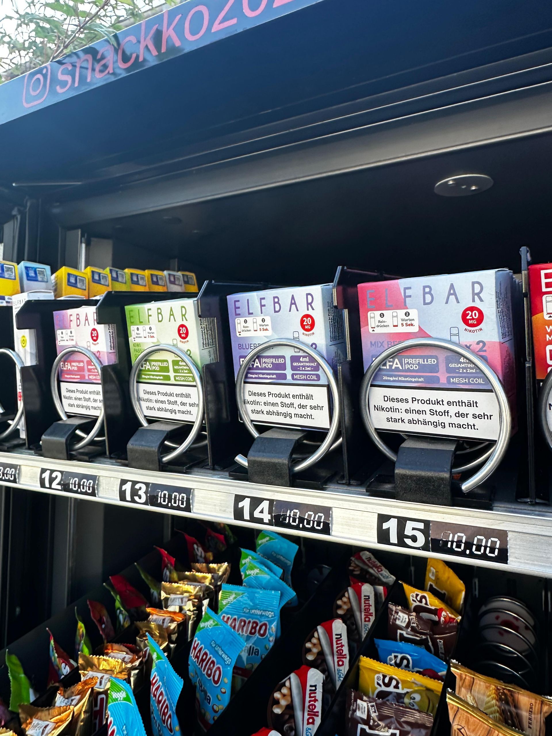 Ein Verkaufsautomat mit verschiedenen Snacks und Getränken.