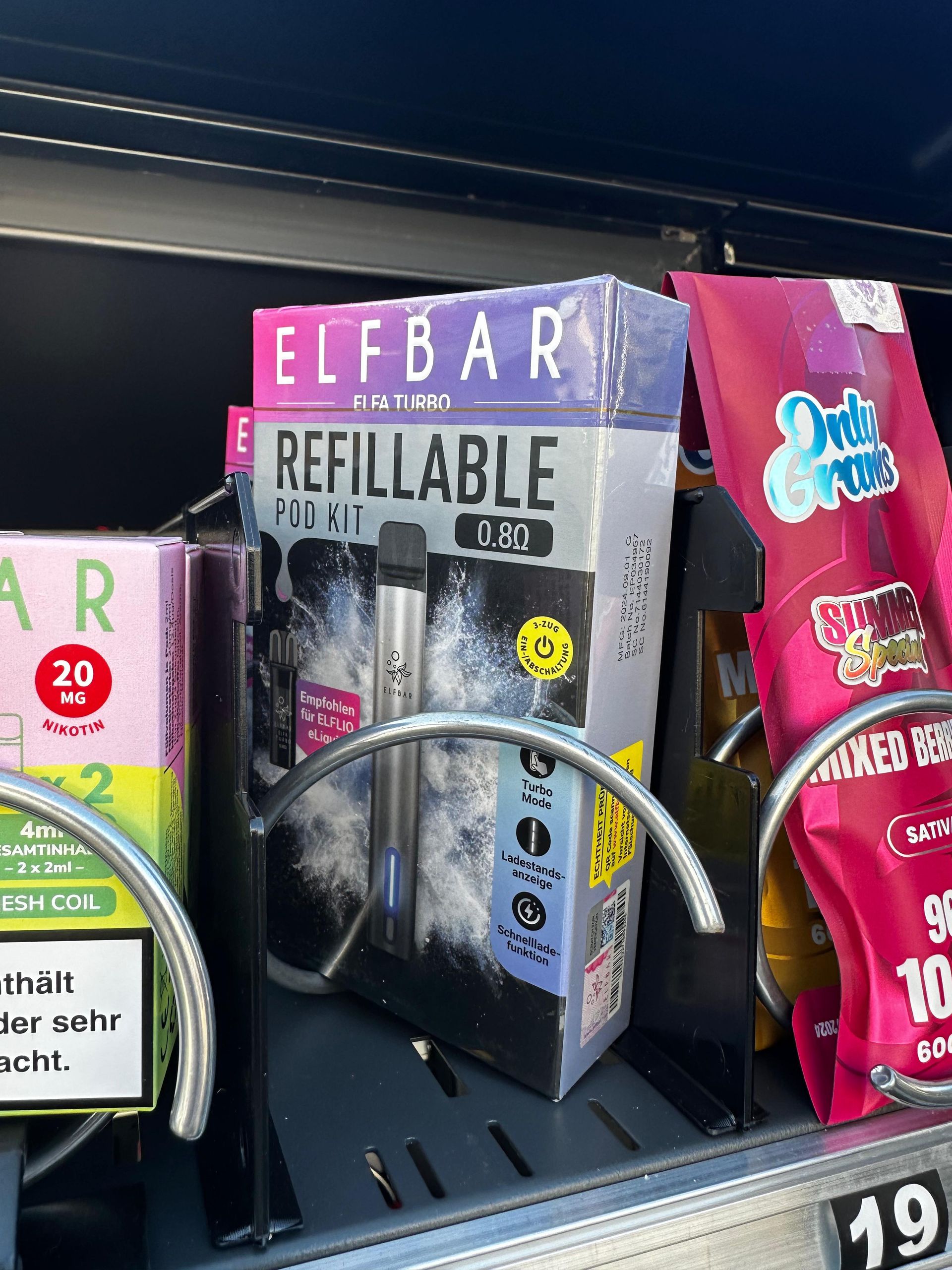 Eine Schachtel nachfüllbarer E-Zigaretten von Elfbar steht auf einem Verkaufsautomaten.