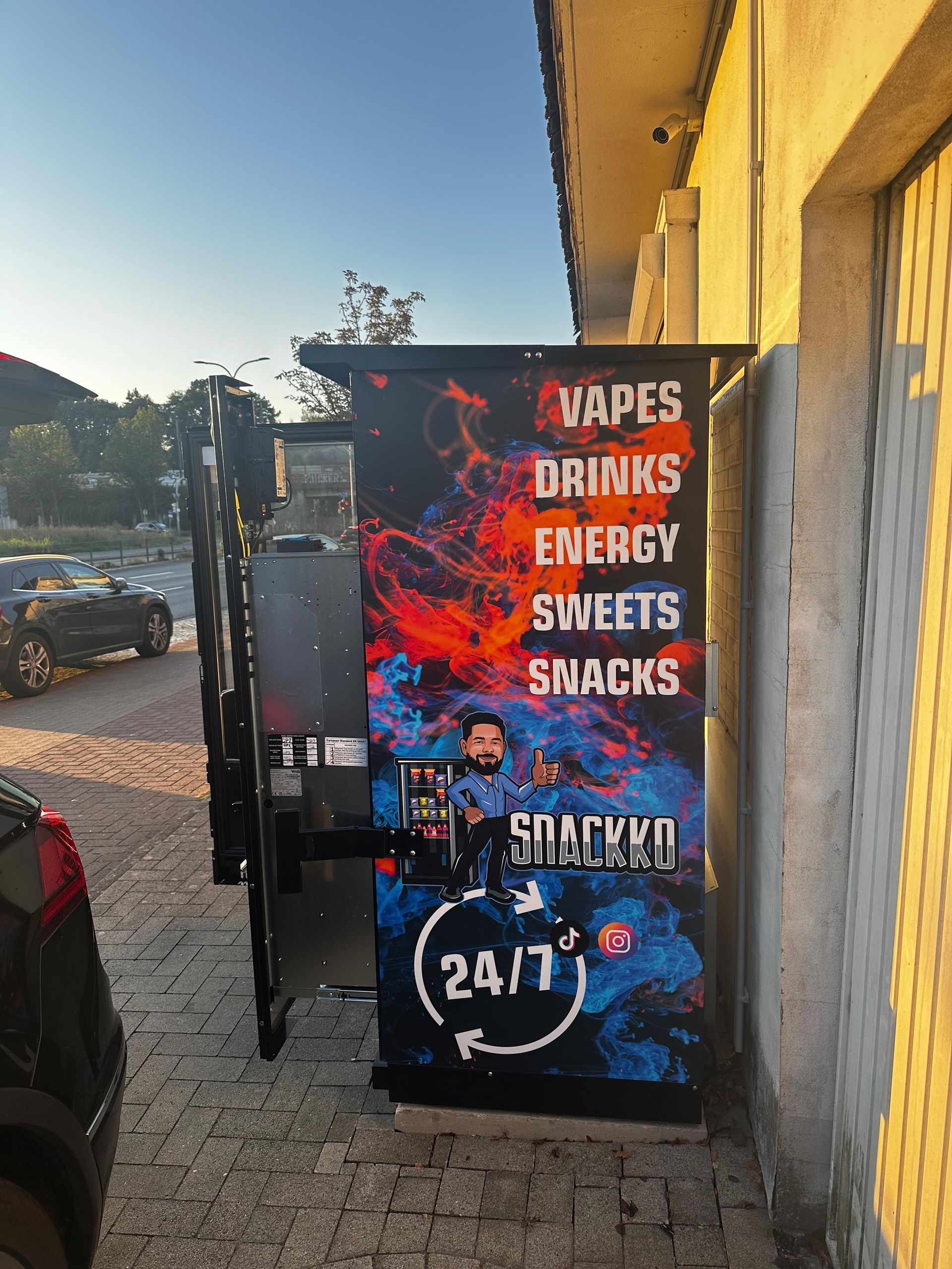 Ein Verkaufsautomat, der Vapes, Getränke, Energie, Süßigkeiten und Snacks verkauft