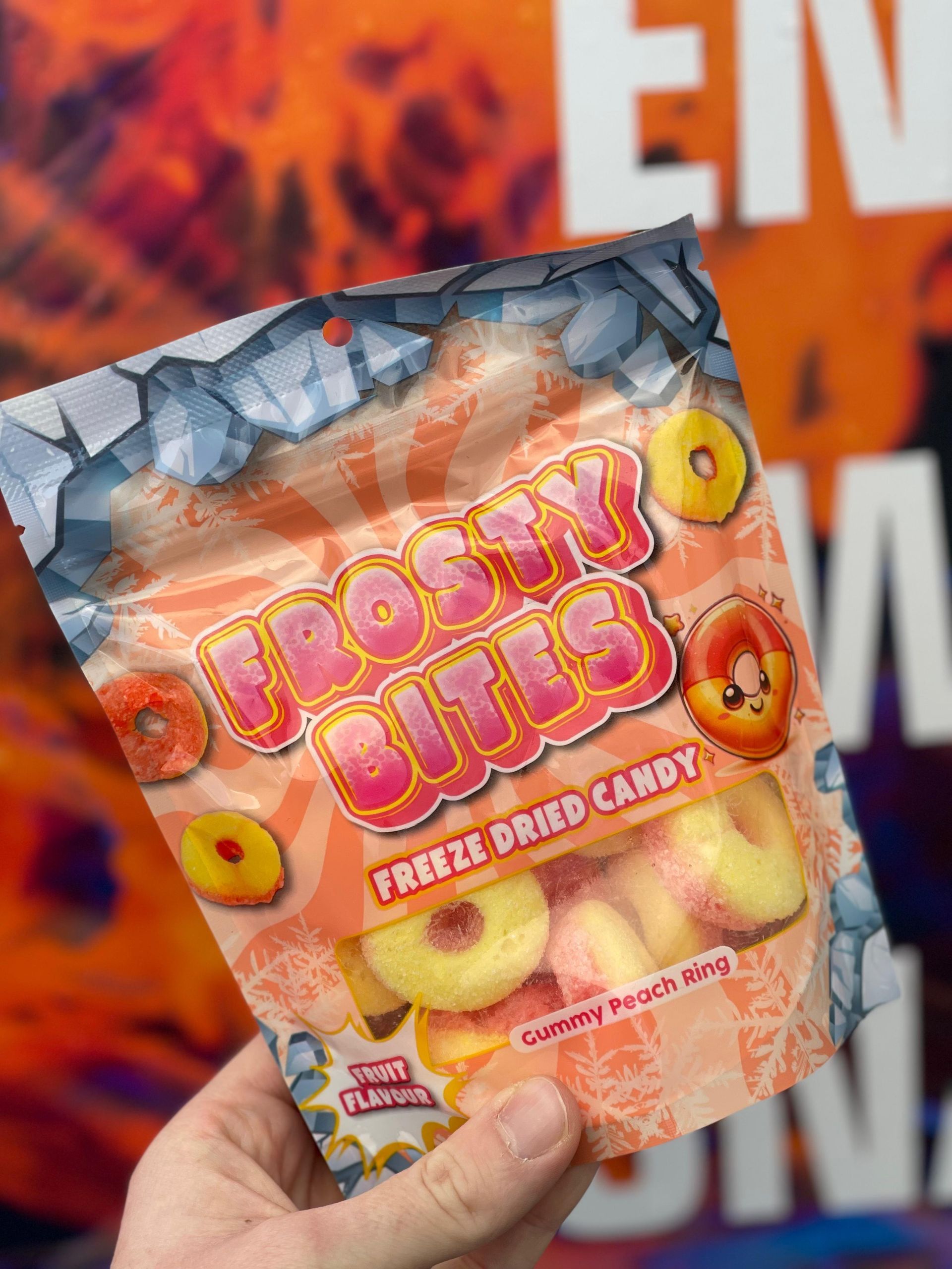 Eine Person hält eine Tüte mit gefriergetrockneten Frosty Bites-Bonbons.