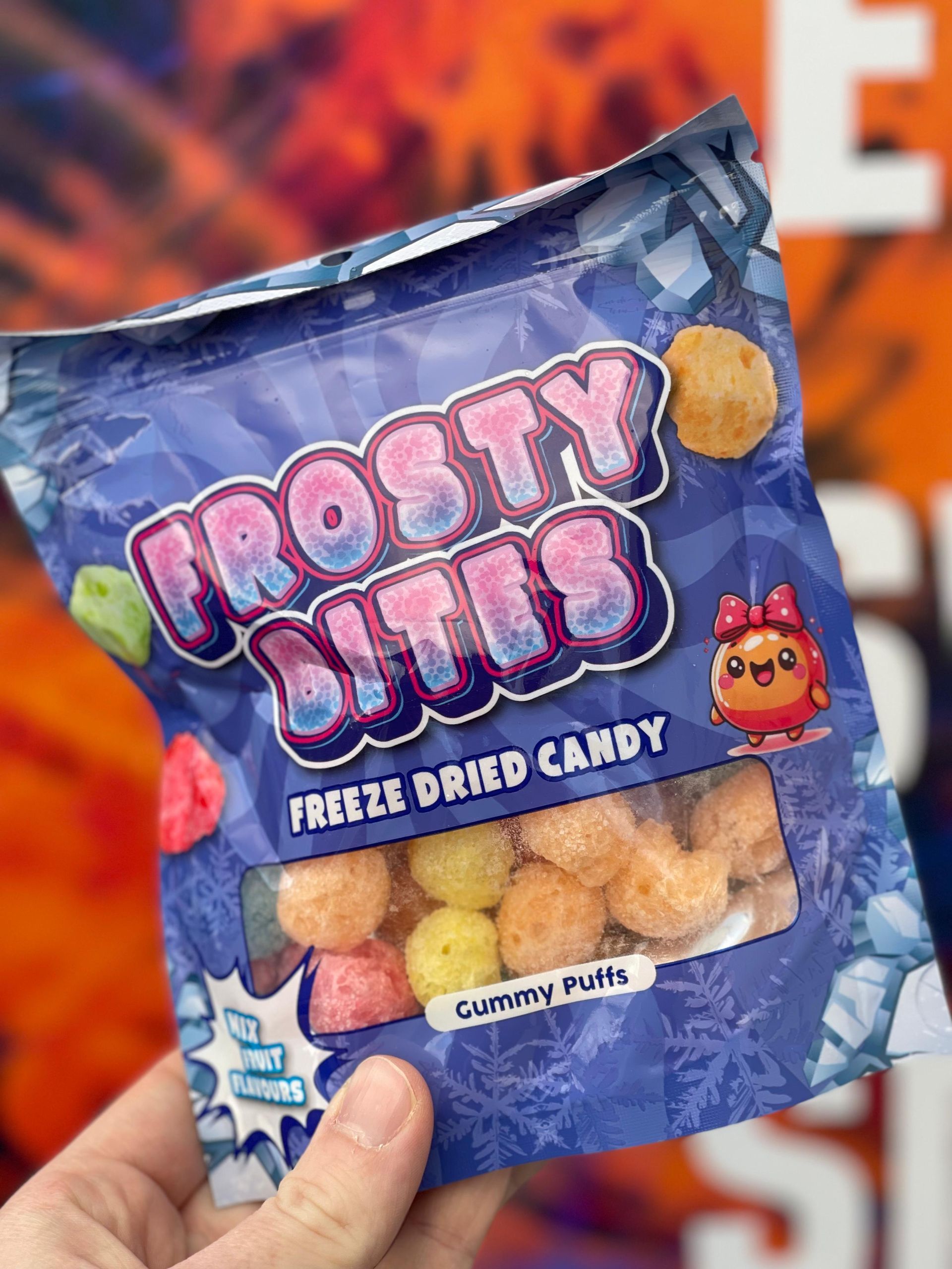 Eine Person hält eine Tüte mit gefriergetrockneten Frosty Bites-Bonbons.