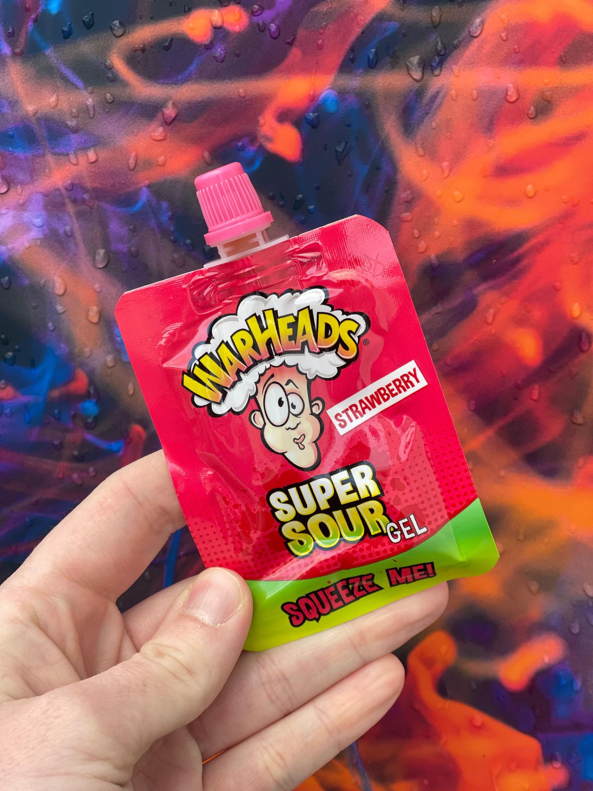 Eine Person hält eine Tüte mit Warheads Super Sour Candy